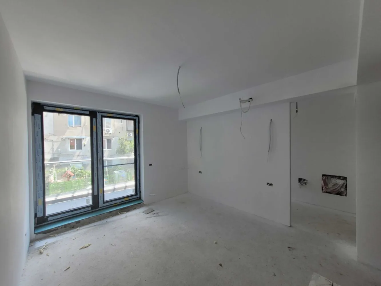 Casa 3 camere + loc de parcare de vanzare - Se ofera spre vanzare un duplex spatios si modern situat in inima Bucurestiului, in sectorul 5, zona Eroii Revolutiei - Bulevardul Pieptanari. Imobilul este ideal atat pentru familii, cat si pentru investitii pe termen lung datorita pozitiei excelente si accesului rapid la facilitati. Imobilul se afla la 8 minute de statia de metrou Eroii Revolutiei si in raza de 15-20 minute de mers de 3 parcuri.

SITUATIA LOCUINTEI:

Parter:

living 18,83 mp
bucatarie 6,74 mp
W.C. 1,50 mp
hol intrare 2,08 mp
gradina 7,61 mp
Suprafata utila parter 29,15 mp

Etaj:

dormitor matrimonial 18,48 mp
baie 3,61 mp
hol 2,98 mp
balcon 4,97 mp
Suprafata utila etaj 25,07 mp

Mansarda:

dormitor secundar 13,48 mp
baie 3,61 mp
hol 1,15 mp
logie 4,52 mp
Suprafata utila mansarda 18,28 mp

Suprafata utila totala 72,48 mp 
Suprafata spatii exterioare 17,10 mp 
Locuri de parcare 1 loc

* Compartimentare inteligenta pe 3 niveluri
* Numar camere: Living, 2 dormitoare si dressing/birou
* Bai: 2 bai si un grup sanitar
* Bucatarie open space, cu posibilitate de inchidere
* Spatii exterioare gradina + terasa + logie in suprafata de 17,10 mp
* Locuri de parcare: 1
* An constructie: 2024
* Sistem de incalzire: centrala proprie pe gaz Motan garantie 5 ani, calorifere
* Utilitati:
 - Contor individual alimentare curent electric
 - Contor individual alimentare gaze
 - Contor comun apa-canal
* Structura: cadre beton armat cu pereti exterior din blocuri ceramice Porotherm si compartimentari interioare gips carton
* Tamplarie termoizolanta tripan Gealan
