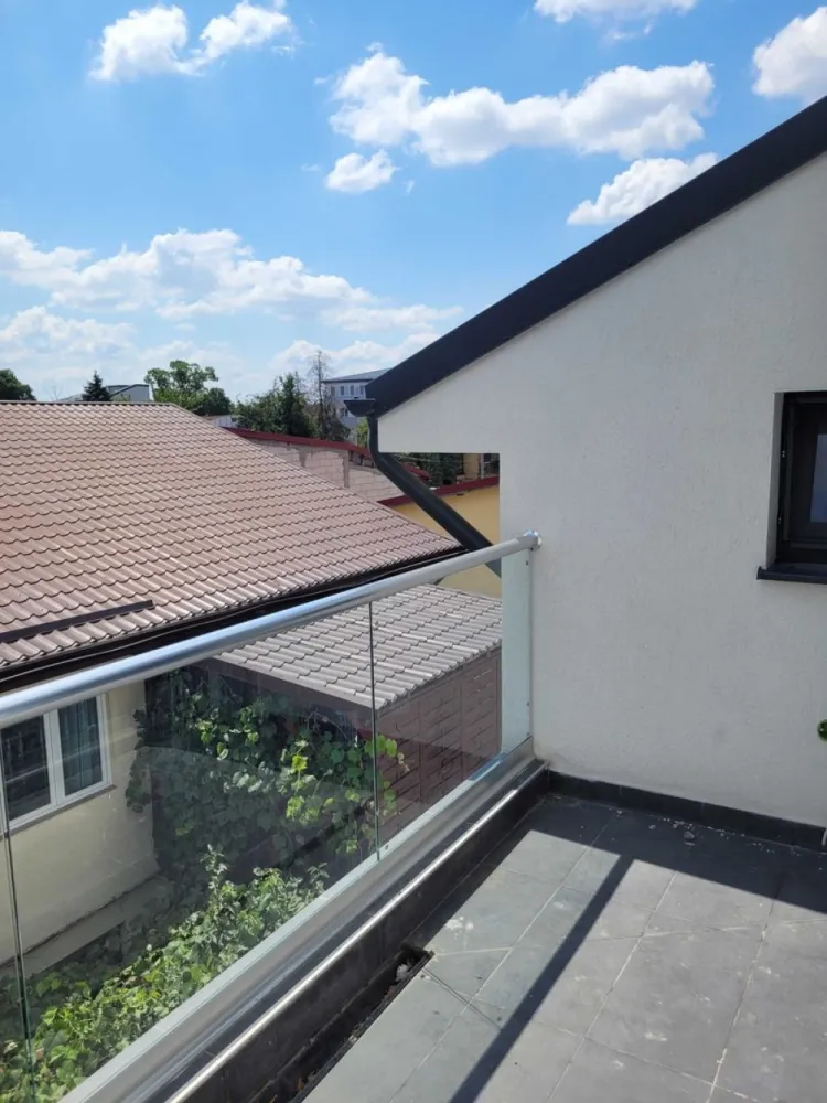 Casa 3 camere + loc de parcare de vanzare - Se ofera spre vanzare un duplex spatios si modern situat in inima Bucurestiului, in sectorul 5, zona Eroii Revolutiei - Bulevardul Pieptanari. Imobilul este ideal atat pentru familii, cat si pentru investitii pe termen lung datorita pozitiei excelente si accesului rapid la facilitati. Imobilul se afla la 8 minute de statia de metrou Eroii Revolutiei si in raza de 15-20 minute de mers de 3 parcuri.

SITUATIA LOCUINTEI:

Parter:

living 18,83 mp
bucatarie 6,74 mp
W.C. 1,50 mp
hol intrare 2,08 mp
gradina 7,61 mp
Suprafata utila parter 29,15 mp

Etaj:

dormitor matrimonial 18,48 mp
baie 3,61 mp
hol 2,98 mp
balcon 4,97 mp
Suprafata utila etaj 25,07 mp

Mansarda:

dormitor secundar 13,48 mp
baie 3,61 mp
hol 1,15 mp
logie 4,52 mp
Suprafata utila mansarda 18,28 mp

Suprafata utila totala 72,48 mp 
Suprafata spatii exterioare 17,10 mp 
Locuri de parcare 1 loc

* Compartimentare inteligenta pe 3 niveluri
* Numar camere: Living, 2 dormitoare si dressing/birou
* Bai: 2 bai si un grup sanitar
* Bucatarie open space, cu posibilitate de inchidere
* Spatii exterioare gradina + terasa + logie in suprafata de 17,10 mp
* Locuri de parcare: 1
* An constructie: 2024
* Sistem de incalzire: centrala proprie pe gaz Motan garantie 5 ani, calorifere
* Utilitati:
 - Contor individual alimentare curent electric
 - Contor individual alimentare gaze
 - Contor comun apa-canal
* Structura: cadre beton armat cu pereti exterior din blocuri ceramice Porotherm si compartimentari interioare gips carton
* Tamplarie termoizolanta tripan Gealan