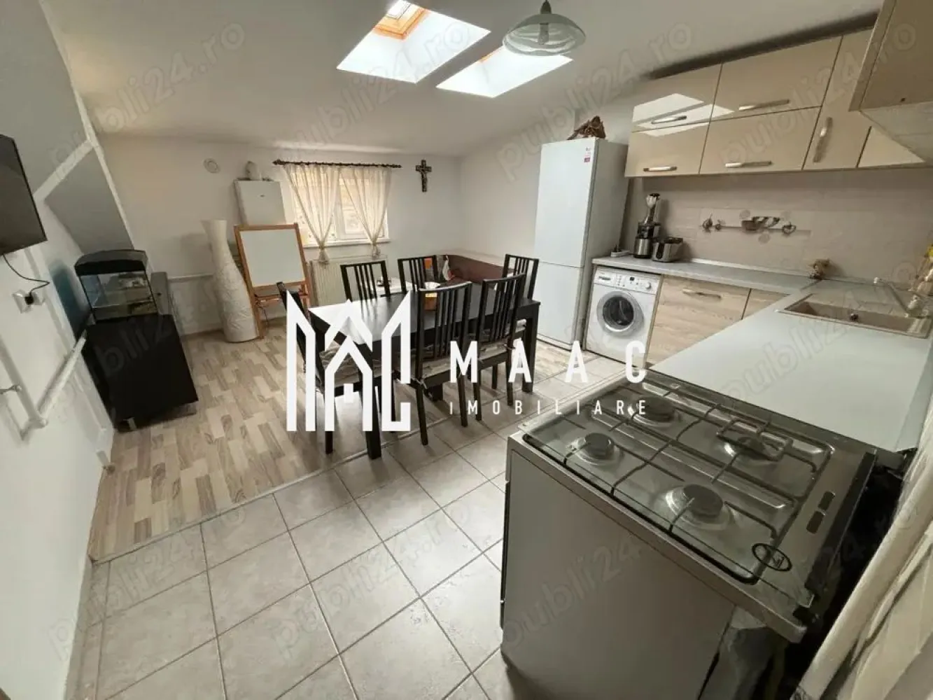 Apartament 3 camere | 92 MPU | Decomandat | Parcare | Strand - MAAC Imobiliare va prezinta un apartament cu 3 camere decomandat în zona Ștrand II.

Caracteristici:
Tip: apartament pe două niveluri
Compartimentare: decomandat
Suprafață utilă: 92,36 mp
Suprafață construită: 110 mp
Etaj: 4 din 4 (bloc cu parter înalt)
An construcție: 2011

Primul nivel (aproximativ 65 mp):
Living open-space, integrat cu cucătărie, complet mobilată și utilată (include mașină de spălat vase Bosch, aragaz, frigider), dormitor, baie spațioasă dotată atât cu cadă, cât și cu cabină de duș, hol lung și aerisit, ce face legătura între spațiile principale, spațiu de depozitare discret, în holul pătrat care face trecerea către mansardă.

Etajul superior / Mansardă (aproximativ 30 mp):
Dormitor mare cu tavan înalt și bine izolat fonic, scară interioară placată cu lemn masiv.

Dotări și beneficii:
Apartamentul se vinde complet mobilat și utilat (integral sau parțial, la alegerea cumpărătorului)
Centrală termică proprie cu calorifere
Loc de parcare privat inclus în preț
Apartamentul a fost achiziționat la stadiul de alb și amenajat cu finisaje de calitate

Avantaje ale zonei:
Cartier liniștit, ideal pentru familii sau persoane care își doresc intimitate și confort
Aproape de Parcul Belvedere și de facilități importante: școli, magazine, transport public
Acces facil către punctele de interes din oraș

Pentru mai multe detalii precizati telefonic ca ati vazut anuntul cu ID: CP2586698