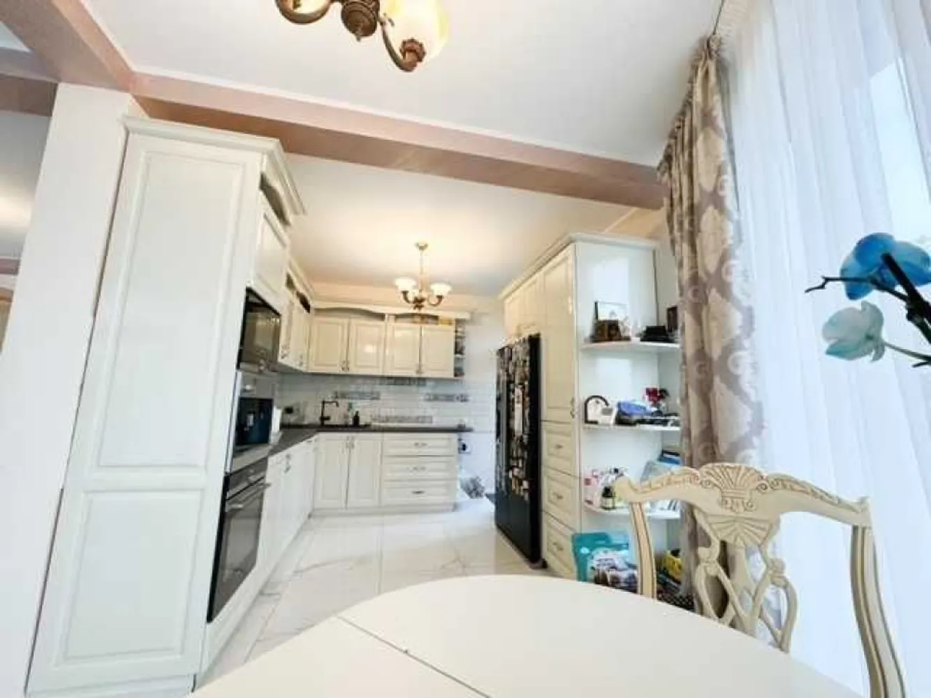 Vand casa D+P+1E+pod in Hlincea, 800m de Lidl Poitiers - Vila cu design deosebit, complet mobilată situată în zona Hlincea la 800 m de Lidl Poitiers, într-o locație liniștită, cu acces direct din strada asfaltata. Proprietatea dispune de un teren de 500 mp și o suprafață utilă de 270 mp, perfect compartimentată pentru confort și intimitate. Toate utilitatile: energie electrica, apa, canalizare, gaze naturale.
Vila este complet mobilată și dotată cu toate sistemele de siguranță și confort necesare: camere de supraveghere, interfon,
Exterior: Grădină spațioasă cu pomi fructiferi, panouri fotovoltaice (costuri 0 energie electrica), un foișor pentru relaxare in suprafata de 45 mp cu gratar caramida, fantana, irigatii, poarta cu automatizare. 
Tamplarie exterioara din lemn de cires triplu stratificat, usi interioare din lemn masiv, scara placata cu lemn stejar, mobilier din lemn masiv.
Această proprietate este ideală pentru cei care își doresc un stil de viață confortabil și elegant, într-o zonă liniștită, dar cu acces rapid la facilitățile orașului.
Compartimentare:
Demisol: 2 camere, garaj si baie
Parter:
Hol de acces spațios
Living elegant, cu ieșire la o terasă generoasă
Bucătărie complet mobilată și utilată, 
Baie
Etaj:
Dormitor matrimonial cu balcon 
Dormitor 2 cu balcon 
Dormitor 3 cu balcon 
Baie
Birou
Pod
Spatiu depozitare/loc joaca copii
Posibilitate de achizitionare teren in surplus.
Contactați-ne pentru mai multe detalii și pentru a programa o vizionare!