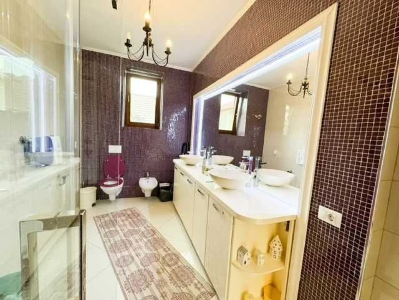 Vand casa D+P+1E+pod in Hlincea, 800m de Lidl Poitiers - Vila cu design deosebit, complet mobilată situată în zona Hlincea la 800 m de Lidl Poitiers, într-o locație liniștită, cu acces direct din strada asfaltata. Proprietatea dispune de un teren de 500 mp și o suprafață utilă de 270 mp, perfect compartimentată pentru confort și intimitate. Toate utilitatile: energie electrica, apa, canalizare, gaze naturale.
Vila este complet mobilată și dotată cu toate sistemele de siguranță și confort necesare: camere de supraveghere, interfon,
Exterior: Grădină spațioasă cu pomi fructiferi, panouri fotovoltaice (costuri 0 energie electrica), un foișor pentru relaxare in suprafata de 45 mp cu gratar caramida, fantana, irigatii, poarta cu automatizare. 
Tamplarie exterioara din lemn de cires triplu stratificat, usi interioare din lemn masiv, scara placata cu lemn stejar, mobilier din lemn masiv.
Această proprietate este ideală pentru cei care își doresc un stil de viață confortabil și elegant, într-o zonă liniștită, dar cu acces rapid la facilitățile orașului.
Compartimentare:
Demisol: 2 camere, garaj si baie
Parter:
Hol de acces spațios
Living elegant, cu ieșire la o terasă generoasă
Bucătărie complet mobilată și utilată, 
Baie
Etaj:
Dormitor matrimonial cu balcon 
Dormitor 2 cu balcon 
Dormitor 3 cu balcon 
Baie
Birou
Pod
Spatiu depozitare/loc joaca copii
Posibilitate de achizitionare teren in surplus.
Contactați-ne pentru mai multe detalii și pentru a programa o vizionare!