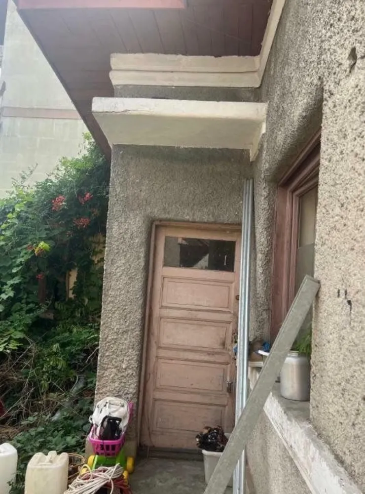 Proprietar vand casa sector 1 cu teren 340 mp - Proprietar vând casă cu teren şi garaj situată în zonă de case, aproape de Podul Constanta, liniştită, la doua strazi distanta de bulevard, aproape de parc, magazine, la 10 minute de mijoace de transport in comun.

Adresa: str Niagara nr 48

Suprafaţă teren: 340 mÂ˛ (12 m deschidere )

Suprafaţă construită desfăşurată: 134 mÂ˛

- Casă construită din cărămidă în 1941, refăcută în 1995
- Singur in curte
- Acoperiş din tablă
- Parter înalt
- Compoziţie: 4 camere, holuri, cămară, bucătărie şi baie
- Pivniţă: 30 mÂ˛

- Garaj construit în curte, cu rampă
- Toate utilităţile 
- Situată într-o zonă de case, liniştită
- Infrastructura străzii refăcută în 2005

- Bucureşti, sector 1, la o staţie de tramvai de Podul Constanţa
- acte la zi 

Pentru mai multe detalii şi vizionări, mă puteţi contacta la nr. tel. .