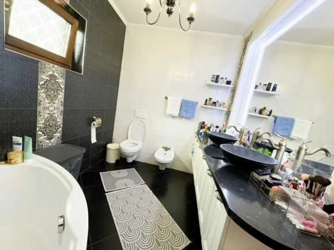 Vand casa D+P+1E+pod in Hlincea, 800m de Lidl Poitiers - Vila cu design deosebit, complet mobilată situată în zona Hlincea la 800 m de Lidl Poitiers, într-o locație liniștită, cu acces direct din strada asfaltata. Proprietatea dispune de un teren de 500 mp și o suprafață utilă de 270 mp, perfect compartimentată pentru confort și intimitate. Toate utilitatile: energie electrica, apa, canalizare, gaze naturale.
Vila este complet mobilată și dotată cu toate sistemele de siguranță și confort necesare: camere de supraveghere, interfon,
Exterior: Grădină spațioasă cu pomi fructiferi, panouri fotovoltaice (costuri 0 energie electrica), un foișor pentru relaxare in suprafata de 45 mp cu gratar caramida, fantana, irigatii, poarta cu automatizare. 
Tamplarie exterioara din lemn de cires triplu stratificat, usi interioare din lemn masiv, scara placata cu lemn stejar, mobilier din lemn masiv.
Această proprietate este ideală pentru cei care își doresc un stil de viață confortabil și elegant, într-o zonă liniștită, dar cu acces rapid la facilitățile orașului.
Compartimentare:
Demisol: 2 camere, garaj si baie
Parter:
Hol de acces spațios
Living elegant, cu ieșire la o terasă generoasă
Bucătărie complet mobilată și utilată, 
Baie
Etaj:
Dormitor matrimonial cu balcon 
Dormitor 2 cu balcon 
Dormitor 3 cu balcon 
Baie
Birou
Pod
Spatiu depozitare/loc joaca copii
Posibilitate de achizitionare teren in surplus.
Contactați-ne pentru mai multe detalii și pentru a programa o vizionare!