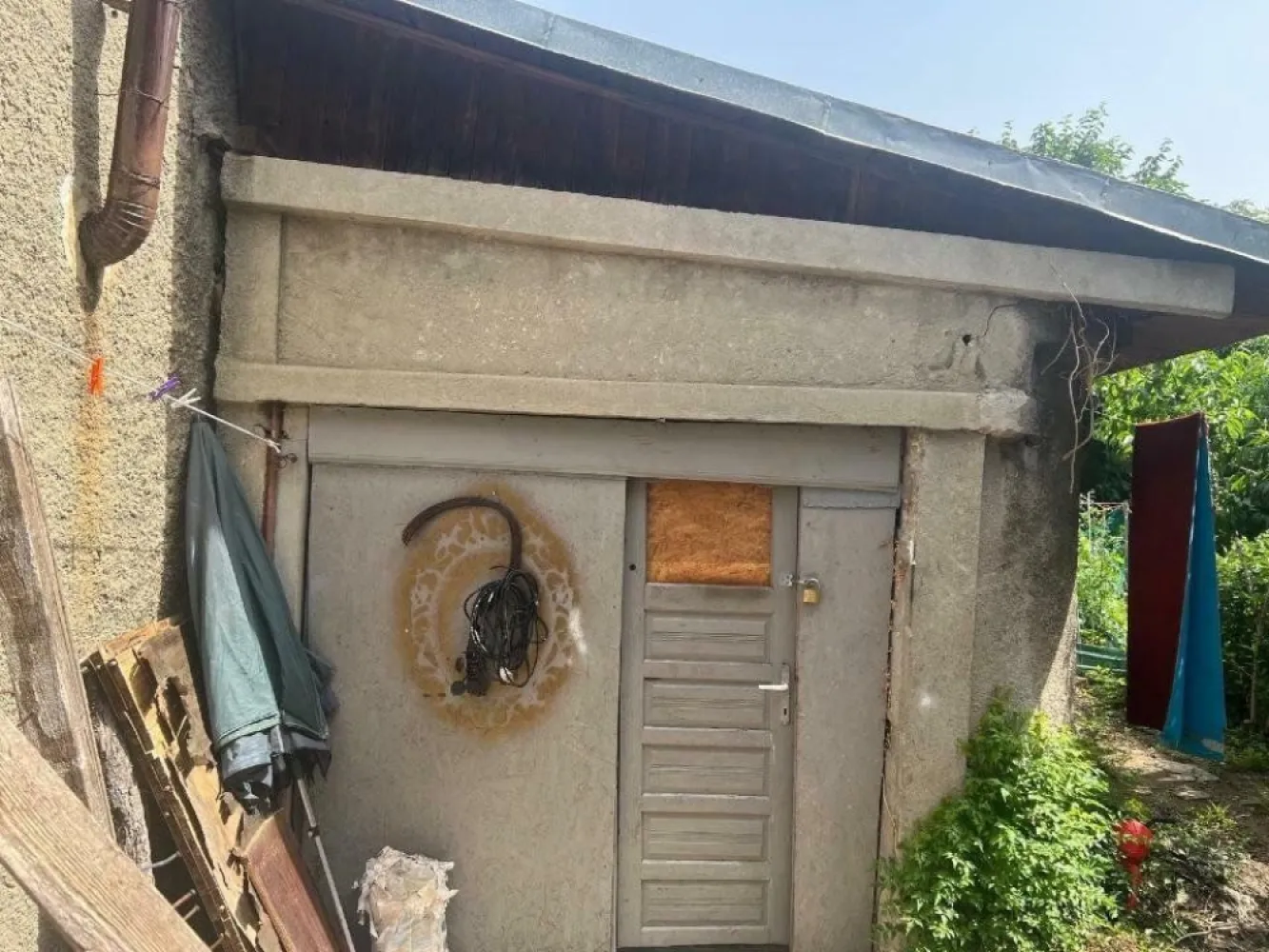 Proprietar vand casa sector 1 cu teren 340 mp - Proprietar vând casă cu teren şi garaj situată în zonă de case, aproape de Podul Constanta, liniştită, la doua strazi distanta de bulevard, aproape de parc, magazine, la 10 minute de mijoace de transport in comun.

Adresa: str Niagara nr 48

Suprafaţă teren: 340 mÂ˛ (12 m deschidere )

Suprafaţă construită desfăşurată: 134 mÂ˛

- Casă construită din cărămidă în 1941, refăcută în 1995
- Singur in curte
- Acoperiş din tablă
- Parter înalt
- Compoziţie: 4 camere, holuri, cămară, bucătărie şi baie
- Pivniţă: 30 mÂ˛

- Garaj construit în curte, cu rampă
- Toate utilităţile 
- Situată într-o zonă de case, liniştită
- Infrastructura străzii refăcută în 2005

- Bucureşti, sector 1, la o staţie de tramvai de Podul Constanţa
- acte la zi 

Pentru mai multe detalii şi vizionări, mă puteţi contacta la nr. tel. .