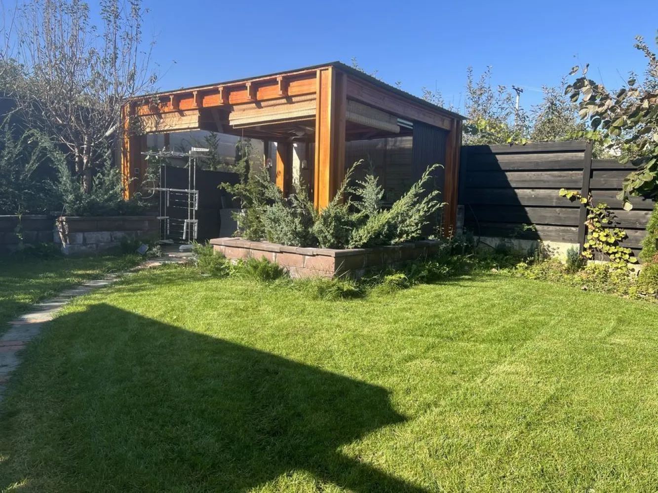 Casa Visan P+M constructie 2019 - Casă Vișan la strada/ asfalt, construcție 2019 din cărămidă , izolată cu vată bazaltică ,încălzire pardoseală ,panouri fotovoltaice + acumulatori ,panou apă caldă , teren 717 mp intabulata . Foișor / Pergola Suprafața totală construită 255 mp . Partier: living /dormitor/ baie/garaj. Etaj: trei dormitoare două băi ! Casă are patru cai de acces în interior ! Ușă garaj / poartă acces auto automatizat, beci , ETC !