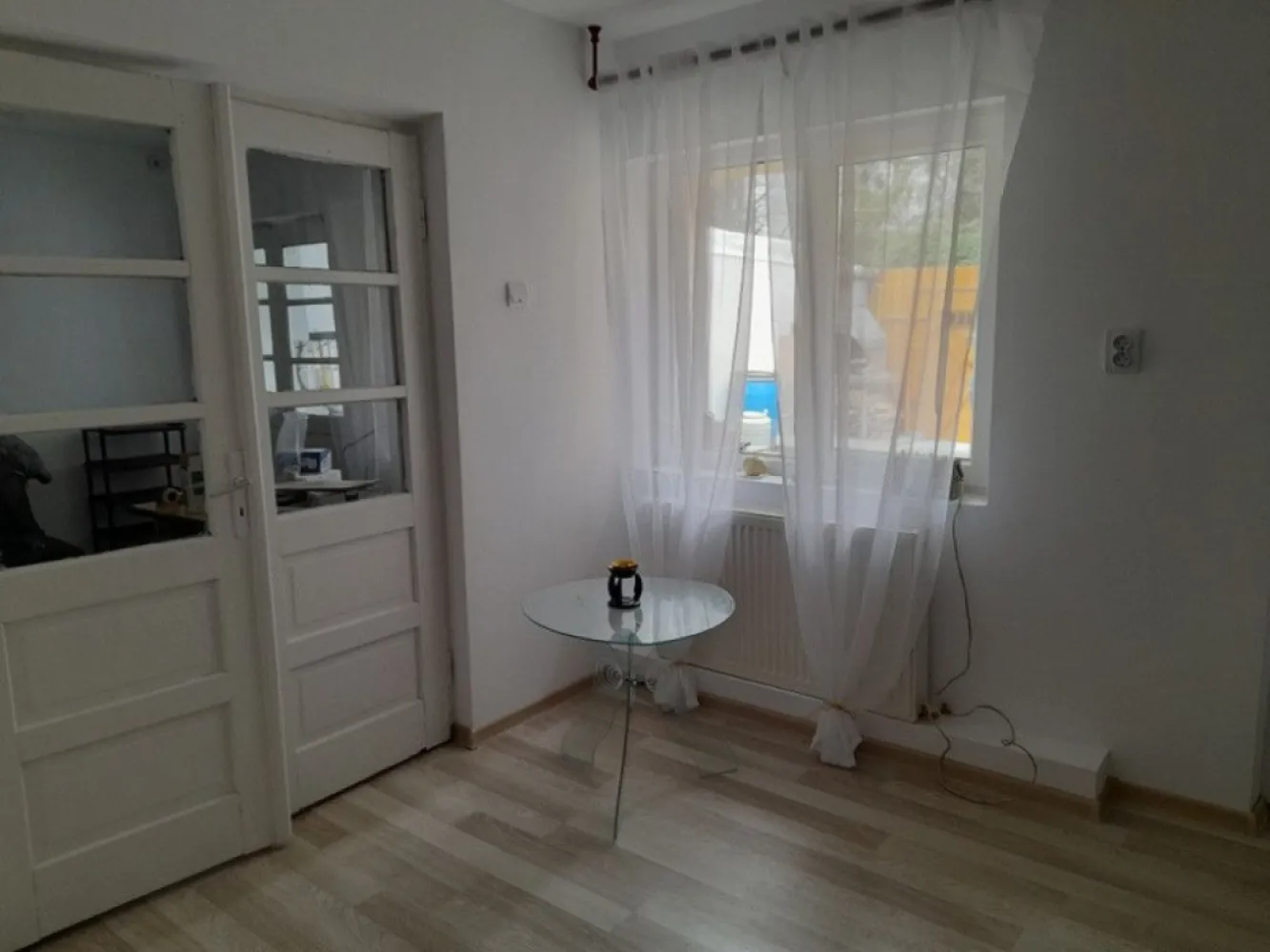Dristor, Piata Ramnicu Sarat, casa - Dristor, P-ta Ramnicu Sarat, 2 cam.la curte din caramida renovata 2023,corpul C1 2 camere si antreu,C2 baie,bucatarie camara si debara, sup.utila 52 mp si curte 39mp, 2 intrari, toate utilitatile, CT noua Viessmann, izolata termic ext. cu polistiren de 10 cm si in int. cu vata minerala si rigips, toate instalatiile noi, gratar,singur in curte. In apropiere de piata, metrou, STB, scoli, gradinite, Park Lake,