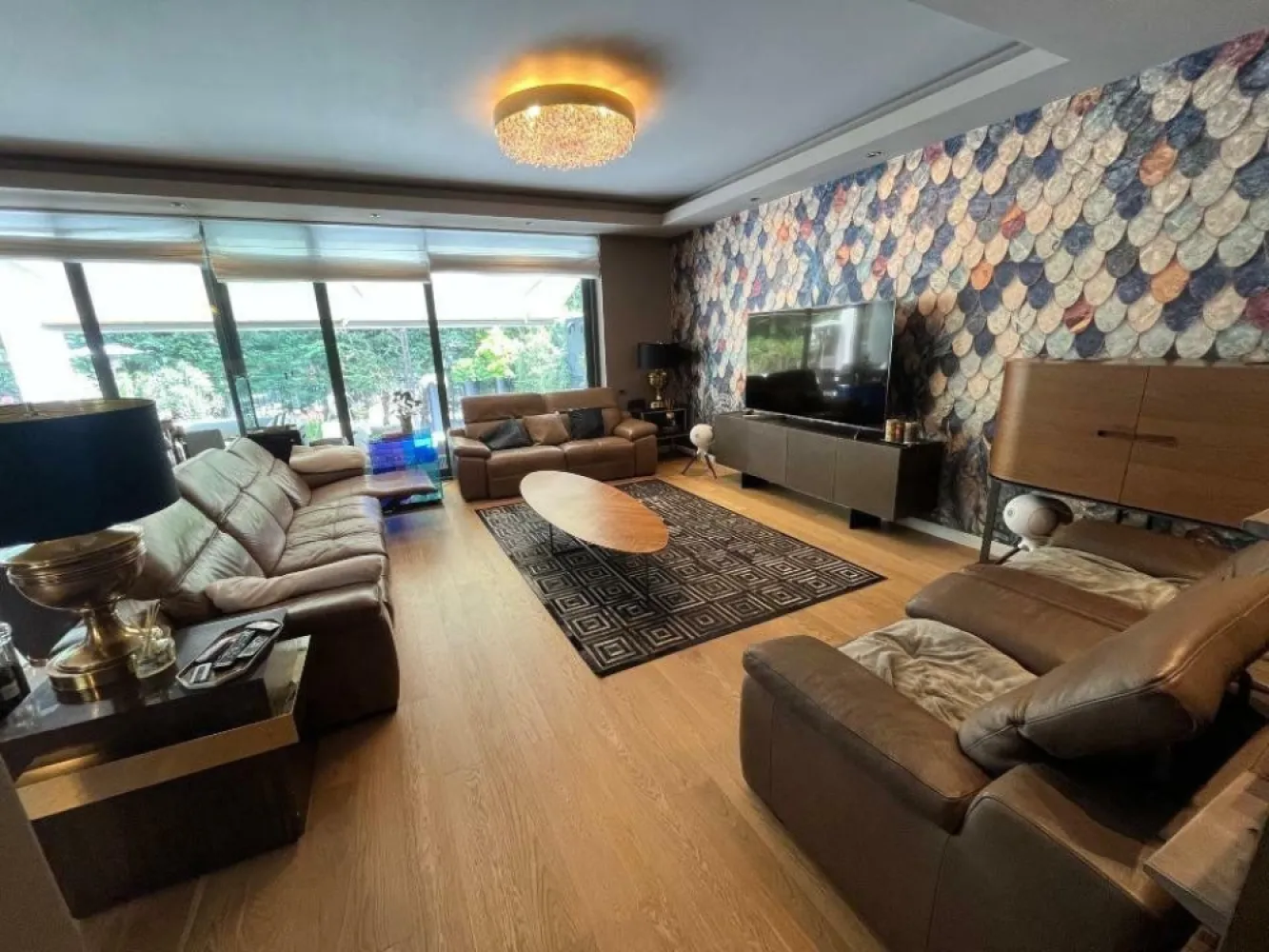 Persoana fizica vand casa, Complex Baneasa Park 980.000 Euro semimobilata - Vila Moderna, Finisaje luxoase, Complex Baneasa Park, Zona British School, Scoala Americana.
Vila este situata in zona Iancu Nicolae, in complex de 200 case, cu strazi late,verdeata matura si multe locuri de joaca pentru copiii .
Parterul este compus din birou cu acvariu, camera tehnica, dressing, living si bucatarie mobila Veneta Cucine, electrocasnice Miele, baie cu obiecte sanitare Villeroy&Boch, toate baile au aceleasi dotari .
Etaj avem dormitor matrimonial cu baie si dressing si alte doua dormitoare cu baie proprie.
Mansarda o camera cu baie si al doilea living open space.
Incalzirea automatizata se face prin pardoseala, calorifere si ventiloconvectori.
