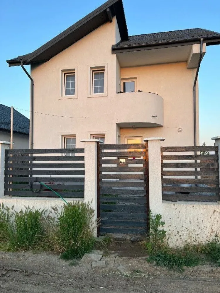 Sau/închiriez casa P+1E capătul Comunei Berceni Mănăstirea Sf. Treime - Cauți o casă de cumpărat sau închiriat într-o zonă liniștită pentru familia ta? Aceasta este ocazia ta! 
Vilă P+1E este amplasată la capătul Comunei Berceni, vis a vis de Mănăstirea Sfânta Treime, perfectă pentru a fi căminul unei familii! 
Casa este complet mobilată și utilată cu 3 dormitoare, 2 băi, bucătărie open space și living.
Parter: Baie cu cabină de duș, bucătărie, living și un dormitor, cu 2 ieșiri în față și în spate.
Etaj: 2 dormitoare, dintre care unul cu o terasă, o baie imensă și un balcon.
Loc de parcare în curte.
În grădină avem grătar și o masă de 8 persoane, cat și o măsuță pentru copii.
Grădină și curtea poate fi amenajată de cumpărători sau de către chiriași după bunul plac.
Bucătărie utilată cu aragaz, cuptor electric, cuptor cu microunde Samsung, boiler, centrală termică pe gaz Ariston, frigider Samsung, aparat de cafea, tacâmuri, pahare, farfurii
Living: șemineu electric , internet fibra optica 
Baie de la etaj mașina de spălat cu uscător Samsung
Aer condiționat Goldsense în dormitorul matrimonial de la etaj
Racoradata la gaze și curent (220v)
Casa dispune de alarma cu aplicație pe telefonul mobil cu sirena exterioară 
Vecini liniștiți. Curte de 250mp.
Casă deține și pod mansardat, neamenajat. 
Suntem direct proprietari și închiriem doar pe termen lung pt 800 EUR/luna
Întrebări și stabilire vizionări doar pe nr de whatsapp: +40733647730 sau telefonic la +34624149853