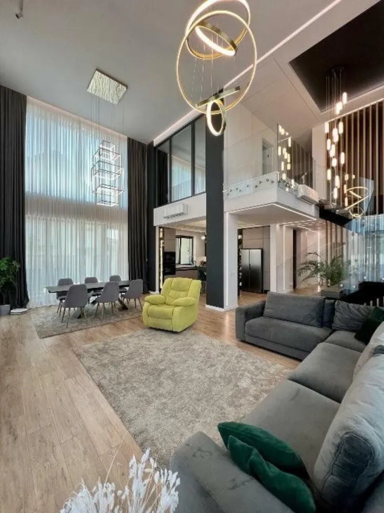 Imobil cu arhitectura deosebita/unica, Prelungirea Ghencea - PROPRIETAR - 0751 / 078 / 705
Va prezint spre vanzare o vila cu arhitectura moderna finalizată in anul 2021, P+E+M, situata foarte aproape de Drumul Taberei, Prelungirea Ghencea şi Sos.Alexandria, complet utilată si mobilată, cu suprafata teren 610mp iar suprafaţa utila de 250mp.
Vila are o dispunere excelenta a spatiului interior, cu ferestre mari prin care patrunde lumina naturala, inaltime de 6,50m in zona de living+dining+scara şi 3,00m dormitoare+dressing+bai+camera tehnica. 
Aceasta este o casa foarte economica, cu costuri de intretinere mici. In acest sens, toate etajele au placa de beton, izolatia exterioara este realizata profesional cu vata bazaltică de 10cm, ferestre sunt Salamander bluEvolution 92mm tripan 52mm/6 camere culoare griantracit, pentru climatizare se foloseste pompa NIBE cu instalatie prin pardoseala (caldura/răcire).

Vila este compartimentata astfel:
Parter : acces, hol intrare, dressing, scara, birou, baie, bucatarie, living, dinning cu iesire pe terasa, dormitor matrimoniala 18,40mp cu dressing 8,05mp şi baie 6,20mp;
Etaj : hol, camera oaspeţi cu ieşire pe terasa, dormitor 18,20mp cu dressing 9,10mp şi baie 6,20mp, dormitor 15,60mp cu dressing 11,10mp si baie 6,35mp.
Mansarda: spatiu open-space

Locuinţa nu a fost construită pentru vanzare, in ea investindu-se materiale de cea mai buna calitate, începând de la structura de rezistenţa (din cadre de beton armat), pana la finisaje.

Proprietatea este disponibila pentru vizionare, sunand la numarul de telefon din anunt.