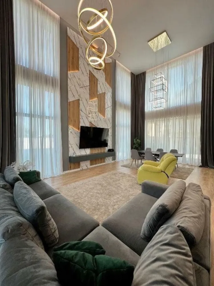 Imobil cu arhitectura deosebita/unica, Prelungirea Ghencea - PROPRIETAR - 0751 / 078 / 705
Va prezint spre vanzare o vila cu arhitectura moderna finalizată in anul 2021, P+E+M, situata foarte aproape de Drumul Taberei, Prelungirea Ghencea şi Sos.Alexandria, complet utilată si mobilată, cu suprafata teren 610mp iar suprafaţa utila de 250mp.
Vila are o dispunere excelenta a spatiului interior, cu ferestre mari prin care patrunde lumina naturala, inaltime de 6,50m in zona de living+dining+scara şi 3,00m dormitoare+dressing+bai+camera tehnica. 
Aceasta este o casa foarte economica, cu costuri de intretinere mici. In acest sens, toate etajele au placa de beton, izolatia exterioara este realizata profesional cu vata bazaltică de 10cm, ferestre sunt Salamander bluEvolution 92mm tripan 52mm/6 camere culoare griantracit, pentru climatizare se foloseste pompa NIBE cu instalatie prin pardoseala (caldura/răcire).

Vila este compartimentata astfel:
Parter : acces, hol intrare, dressing, scara, birou, baie, bucatarie, living, dinning cu iesire pe terasa, dormitor matrimoniala 18,40mp cu dressing 8,05mp şi baie 6,20mp;
Etaj : hol, camera oaspeţi cu ieşire pe terasa, dormitor 18,20mp cu dressing 9,10mp şi baie 6,20mp, dormitor 15,60mp cu dressing 11,10mp si baie 6,35mp.
Mansarda: spatiu open-space

Locuinţa nu a fost construită pentru vanzare, in ea investindu-se materiale de cea mai buna calitate, începând de la structura de rezistenţa (din cadre de beton armat), pana la finisaje.

Proprietatea este disponibila pentru vizionare, sunand la numarul de telefon din anunt.