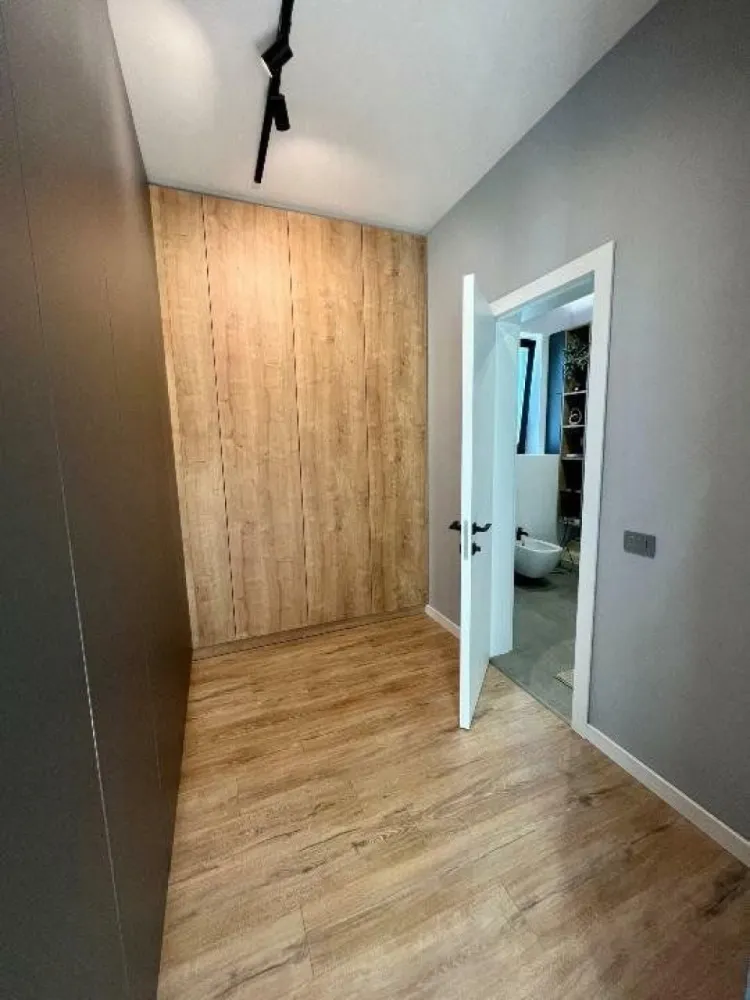 Imobil cu arhitectura deosebita/unica, Prelungirea Ghencea - PROPRIETAR - 0751 / 078 / 705
Va prezint spre vanzare o vila cu arhitectura moderna finalizată in anul 2021, P+E+M, situata foarte aproape de Drumul Taberei, Prelungirea Ghencea şi Sos.Alexandria, complet utilată si mobilată, cu suprafata teren 610mp iar suprafaţa utila de 250mp.
Vila are o dispunere excelenta a spatiului interior, cu ferestre mari prin care patrunde lumina naturala, inaltime de 6,50m in zona de living+dining+scara şi 3,00m dormitoare+dressing+bai+camera tehnica. 
Aceasta este o casa foarte economica, cu costuri de intretinere mici. In acest sens, toate etajele au placa de beton, izolatia exterioara este realizata profesional cu vata bazaltică de 10cm, ferestre sunt Salamander bluEvolution 92mm tripan 52mm/6 camere culoare griantracit, pentru climatizare se foloseste pompa NIBE cu instalatie prin pardoseala (caldura/răcire).

Vila este compartimentata astfel:
Parter : acces, hol intrare, dressing, scara, birou, baie, bucatarie, living, dinning cu iesire pe terasa, dormitor matrimoniala 18,40mp cu dressing 8,05mp şi baie 6,20mp;
Etaj : hol, camera oaspeţi cu ieşire pe terasa, dormitor 18,20mp cu dressing 9,10mp şi baie 6,20mp, dormitor 15,60mp cu dressing 11,10mp si baie 6,35mp.
Mansarda: spatiu open-space

Locuinţa nu a fost construită pentru vanzare, in ea investindu-se materiale de cea mai buna calitate, începând de la structura de rezistenţa (din cadre de beton armat), pana la finisaje.

Proprietatea este disponibila pentru vizionare, sunand la numarul de telefon din anunt.