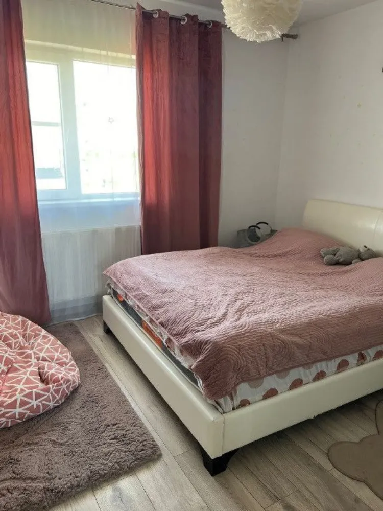 Sau/închiriez casa P+1E capătul Comunei Berceni Mănăstirea Sf. Treime - Cauți o casă de cumpărat sau închiriat într-o zonă liniștită pentru familia ta? Aceasta este ocazia ta! 
Vilă P+1E este amplasată la capătul Comunei Berceni, vis a vis de Mănăstirea Sfânta Treime, perfectă pentru a fi căminul unei familii! 
Casa este complet mobilată și utilată cu 3 dormitoare, 2 băi, bucătărie open space și living.
Parter: Baie cu cabină de duș, bucătărie, living și un dormitor, cu 2 ieșiri în față și în spate.
Etaj: 2 dormitoare, dintre care unul cu o terasă, o baie imensă și un balcon.
Loc de parcare în curte.
În grădină avem grătar și o masă de 8 persoane, cat și o măsuță pentru copii.
Grădină și curtea poate fi amenajată de cumpărători sau de către chiriași după bunul plac.
Bucătărie utilată cu aragaz, cuptor electric, cuptor cu microunde Samsung, boiler, centrală termică pe gaz Ariston, frigider Samsung, aparat de cafea, tacâmuri, pahare, farfurii
Living: șemineu electric , internet fibra optica 
Baie de la etaj mașina de spălat cu uscător Samsung
Aer condiționat Goldsense în dormitorul matrimonial de la etaj
Racoradata la gaze și curent (220v)
Casa dispune de alarma cu aplicație pe telefonul mobil cu sirena exterioară 
Vecini liniștiți. Curte de 250mp.
Casă deține și pod mansardat, neamenajat. 
Suntem direct proprietari și închiriem doar pe termen lung pt 800 EUR/luna
Întrebări și stabilire vizionări doar pe nr de whatsapp: +40733647730 sau telefonic la +34624149853