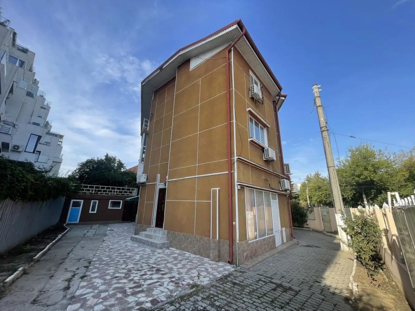 Vila Popa Nan Kaufland sector 2 Unirii Muncii Iancului Calarasi - Locatie unica de vânzare în sector 2 ! 

150m de Kaufland , Calarasilor 

Vila S+P+2E 450 mp construiti 
Teren 444 mp cu deschidere 38 m la două străzi

Pot 70%, P+6E 
Parter spațiu comercial 
12 camere 
Garaj 4 mașini 
Zona Unirii sector 2 

Direct proprietar