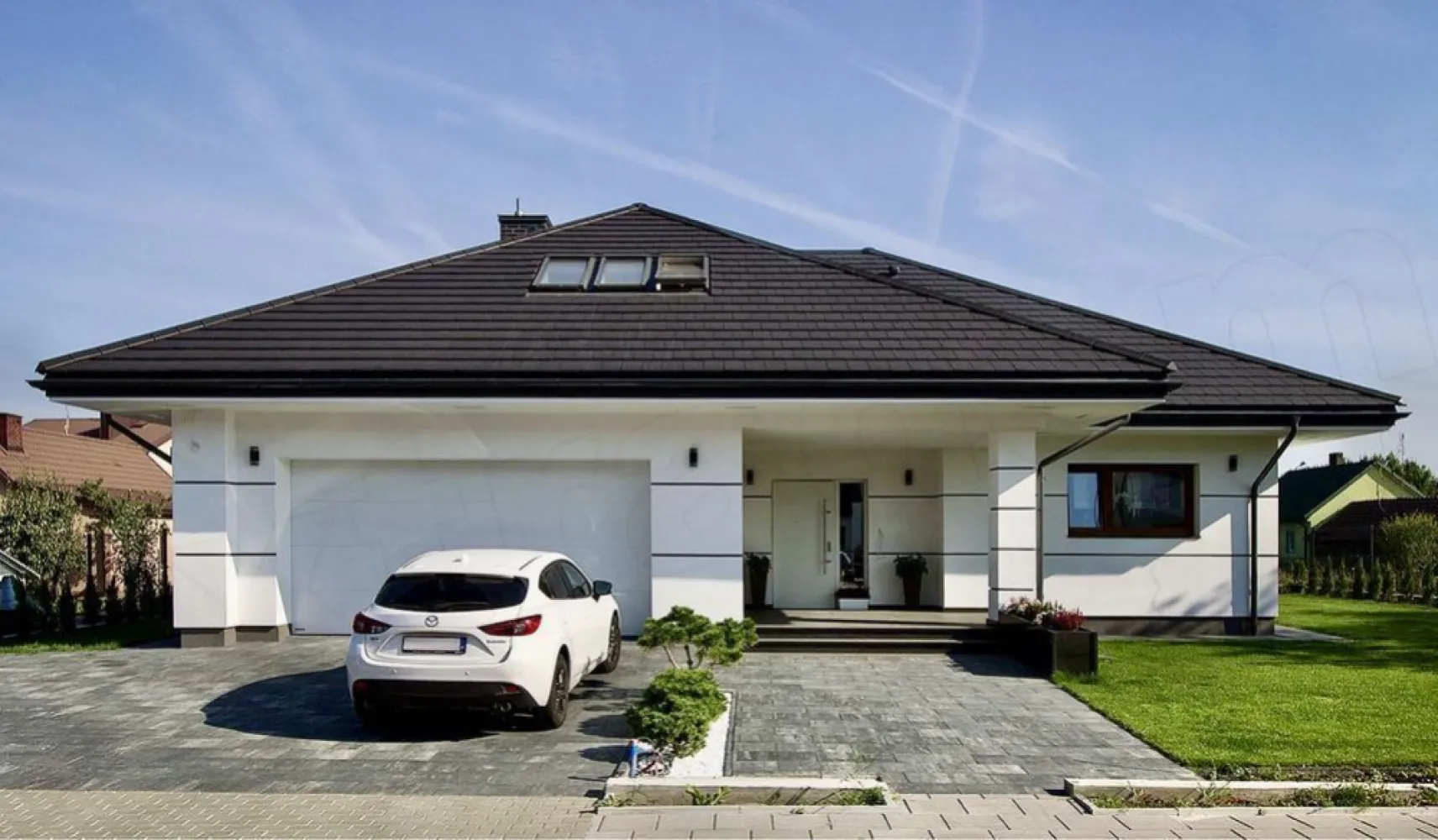 Vând casă plan parter cu garaj langa padurea Barnova - Se vinde casa plan parter de 230 mp utili , langa padurea Barnova ( 3km de la Arcadia Bucium)
Pe teren 1000 mp lângă pădure, practic aveți pădurea în curte !!!
Cu toate utilitățile:
-apă 
-canalizare 
-gaz
-curent electric 380kw
Casa este împărțită astfel:
-3 dormitoare
-2 băi 
-living și bucatarie 
-terasă generoasă 
-garaj 2 mașini 
- beci 35 mp 
-podul casei care se poate face locuibil 100mp având înălțimea necesară 3m la coama
Construcția este în curs de finalizare , dumneavoastră având posibilitatea de a alege finisări interioare după plăcerea și gustul dorit !
Locație deosebită la fel și modelul de casă!