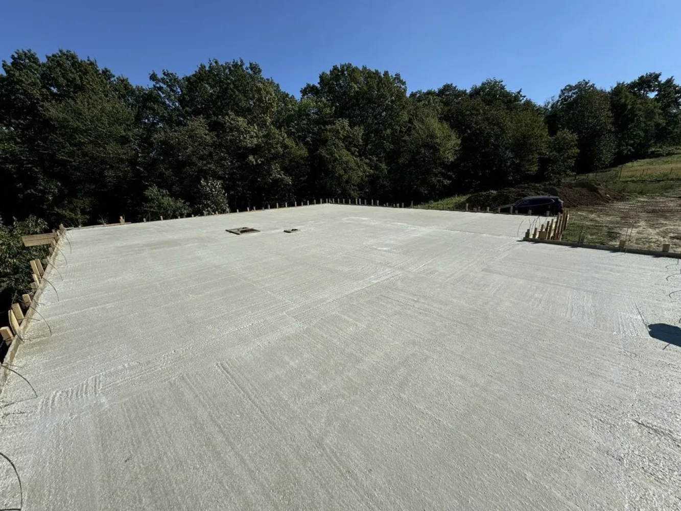 Vând casă plan parter cu garaj langa padurea Barnova - Se vinde casa plan parter de 230 mp utili , langa padurea Barnova ( 3km de la Arcadia Bucium)
Pe teren 1000 mp lângă pădure, practic aveți pădurea în curte !!!
Cu toate utilitățile:
-apă 
-canalizare 
-gaz
-curent electric 380kw
Casa este împărțită astfel:
-3 dormitoare
-2 băi 
-living și bucatarie 
-terasă generoasă 
-garaj 2 mașini 
- beci 35 mp 
-podul casei care se poate face locuibil 100mp având înălțimea necesară 3m la coama
Construcția este în curs de finalizare , dumneavoastră având posibilitatea de a alege finisări interioare după plăcerea și gustul dorit !
Locație deosebită la fel și modelul de casă!