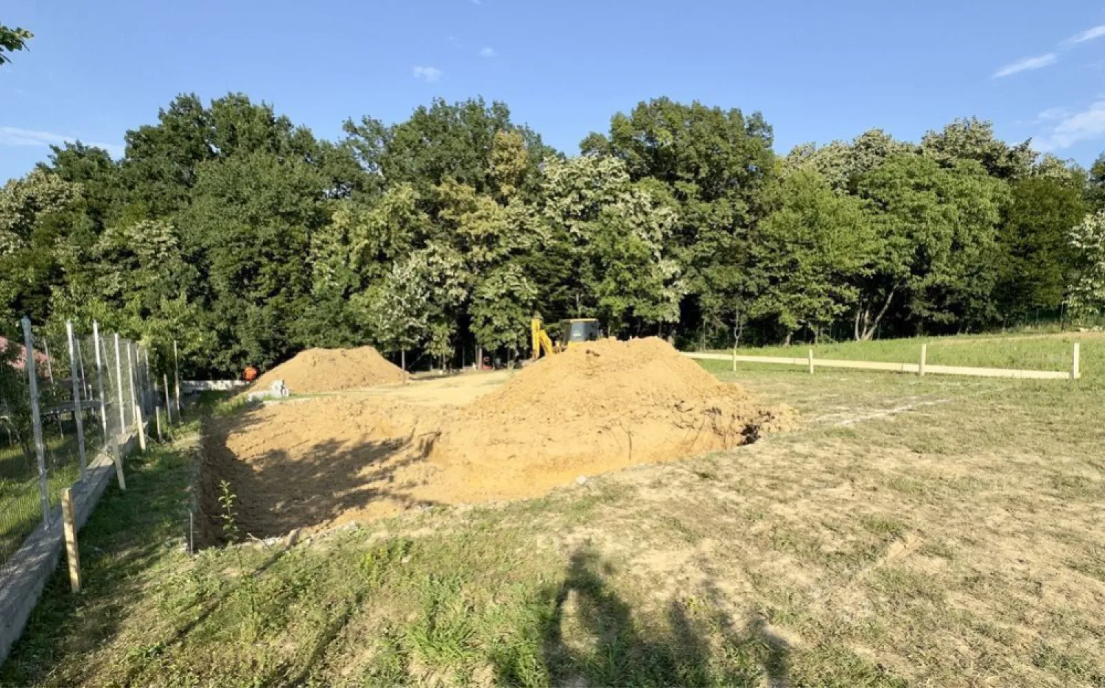 Vând casă plan parter cu garaj langa padurea Barnova - Se vinde casa plan parter de 230 mp utili , langa padurea Barnova ( 3km de la Arcadia Bucium)
Pe teren 1000 mp lângă pădure, practic aveți pădurea în curte !!!
Cu toate utilitățile:
-apă 
-canalizare 
-gaz
-curent electric 380kw
Casa este împărțită astfel:
-3 dormitoare
-2 băi 
-living și bucatarie 
-terasă generoasă 
-garaj 2 mașini 
- beci 35 mp 
-podul casei care se poate face locuibil 100mp având înălțimea necesară 3m la coama
Construcția este în curs de finalizare , dumneavoastră având posibilitatea de a alege finisări interioare după plăcerea și gustul dorit !
Locație deosebită la fel și modelul de casă!