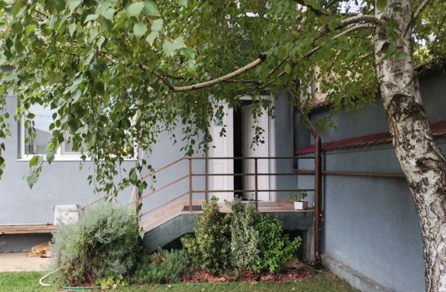 direct proprietari - Direct proprietari vindem casa particulara â€“ libera de sarcini, disponibilitate. 
Casa corecta si trainica!
suntem proprietari, detinem carte funciara, cadastru, certificat energetic, proiect si planuri casa, relevee, facturi achitate la zi. 
curte de 271 mp cu casa locuibila imediat. casa a fost data in folosinta in octombrie 2005. imobilul are amprenta la sol de 121 mp, 3 etaje avind suprafata desfasurata 365 mp. fiacre etaj are o suprafata locuibila de 102 mp, living, dormitor, baie proprie, bucatarie, hol. acesta impartire confera variante foarte versatile de utilizare a imobilului â€“ parinti, bunici, copii, fiecare cu palierului luiâ€Ś., locuinta si business sub acelas acoperisâ€Ś.
curtea din fata a imobilului poate asigura un loc de parcare pe dale de beton, poarta fiind prevazuta cu sistem de deschidere automat. acesta curte are o ambianta foarte placuta data de trandafiri, lavanda si umbra desasa a unui superb mesteacan. in parea din spatele imobilului se afla o curte interioara cu zona de luat masa. curte retrasa de ochii lumii, de zgomot asigura foarte multa intimitate.
casa din caramida cu grinzi de beton armat este construita de tatal meu, profesor dr la Universitatea Tehnica de Constructii din Bucuresti, pentru familia noastra. peretii sunt anvelopati. geamurile termopan asigura iluminat natural, spatii generoase, racaoroase pe timp de vara, luminoase si foarte curate. fiecare etaj poate fi utilizat independent avind living de aprox 60 mp, dormitor aprox 22 mp, baie, bucatarie, hol. etajul 1 are si balcon.
parchet nou, montat anul trecut, pereti zugraviti recent. baile sunt dotate cu gresie, faianta totul nou. casa are trei centrale termice noi (ariston 2022), cite una pe fiecare etaj, prevazute cu termostate wireless, contoare pesante de gaz si electricitate, calorifere cu tremostat, aer conditionat pe fiecare nivel. casa este dotata cu camera de luat vederi, senzori antiefractie si sistem de alarma.
ultimul etaj aici veti gasi surprize frumoase. are o atmosfera calda, aparte cu grinzi aparente incastrate in lemn, parchet din lemn, semineu, bucatarie, baie amenajate si mobilate (aragaz, cuptor electric, frigider, hota, masina de spalat); camerele mobilate, lustre stil, 
podul nu este locuibil dar este curat si creaza bine un spatiu tampon de antifonare si reglare termica. acoperisul lindab in stare foarte buna, paratrasnet.
spatiul generos al acetui imobil este foarte permisiv si adaptabil. Imobilul poate raspunde la foarte multe cerinte si anume poate fi locuit de mai multe familii sau de o familie cu mai multe genaratii sau poate fi simultan locuina si business. este situat pe o strada asfaltata, linistita, putin circulata, fara praf sau santiere, cu vecini amabili. acces imediat la metrou (8 minute). 15 minute de Centrul Vechi, Piata Unirii si foarte aproape de parcul Carol. 
casa este libera de sarcini, disponibilitate imediata, toate actele la zi si pregatite. 
ne puteti contacta la