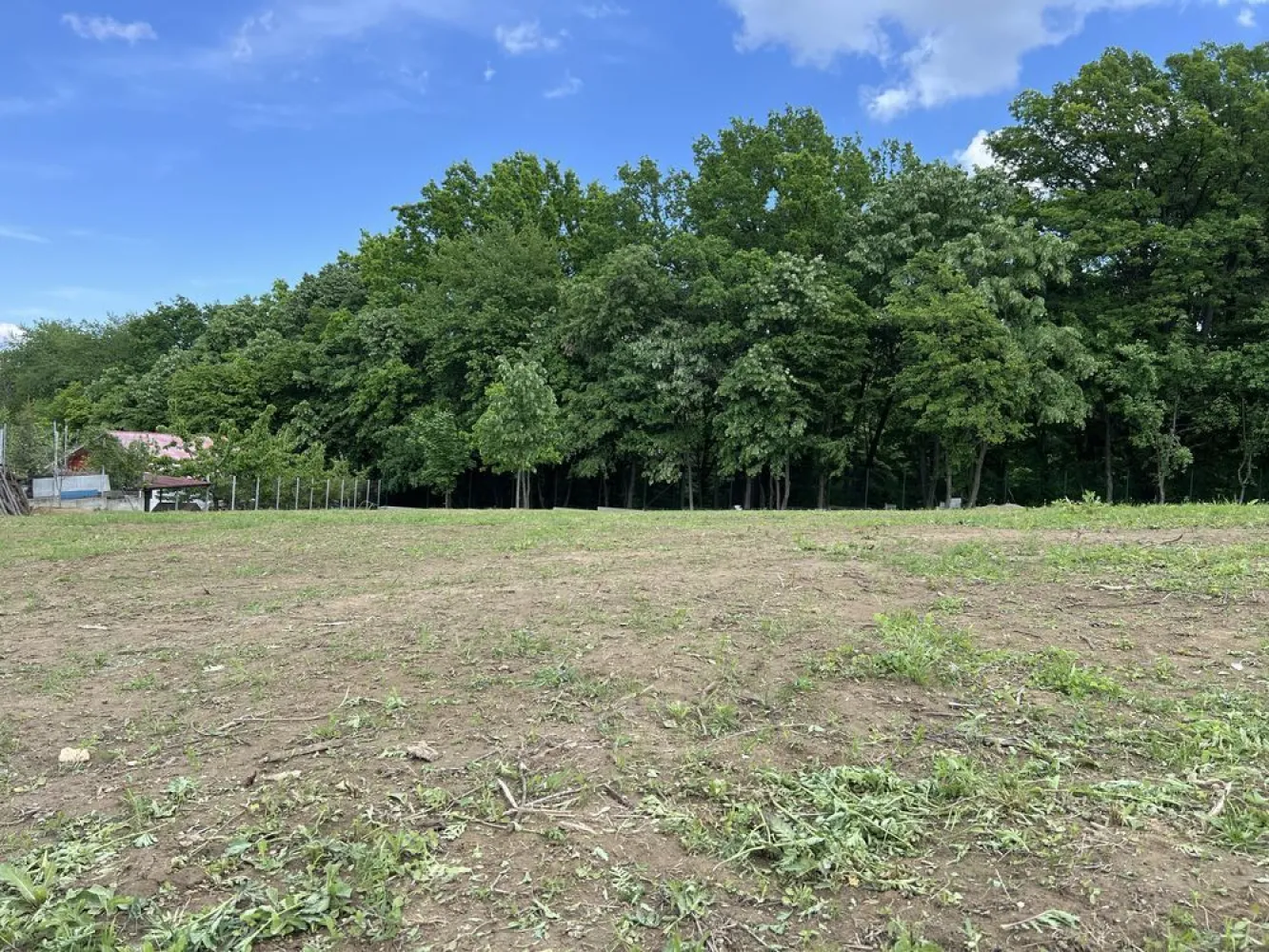 Vând casă plan parter cu garaj langa padurea Barnova - Se vinde casa plan parter de 230 mp utili , langa padurea Barnova ( 3km de la Arcadia Bucium)
Pe teren 1000 mp lângă pădure, practic aveți pădurea în curte !!!
Cu toate utilitățile:
-apă 
-canalizare 
-gaz
-curent electric 380kw
Casa este împărțită astfel:
-3 dormitoare
-2 băi 
-living și bucatarie 
-terasă generoasă 
-garaj 2 mașini 
- beci 35 mp 
-podul casei care se poate face locuibil 100mp având înălțimea necesară 3m la coama
Construcția este în curs de finalizare , dumneavoastră având posibilitatea de a alege finisări interioare după plăcerea și gustul dorit !
Locație deosebită la fel și modelul de casă!