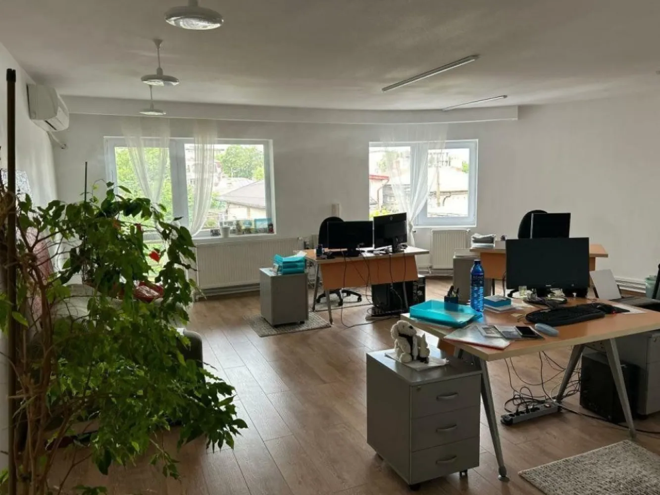 direct proprietari - Direct proprietari vindem casa particulara â€“ libera de sarcini, disponibilitate. 
Casa corecta si trainica!
suntem proprietari, detinem carte funciara, cadastru, certificat energetic, proiect si planuri casa, relevee, facturi achitate la zi. 
curte de 271 mp cu casa locuibila imediat. casa a fost data in folosinta in octombrie 2005. imobilul are amprenta la sol de 121 mp, 3 etaje avind suprafata desfasurata 365 mp. fiacre etaj are o suprafata locuibila de 102 mp, living, dormitor, baie proprie, bucatarie, hol. acesta impartire confera variante foarte versatile de utilizare a imobilului â€“ parinti, bunici, copii, fiecare cu palierului luiâ€Ś., locuinta si business sub acelas acoperisâ€Ś.
curtea din fata a imobilului poate asigura un loc de parcare pe dale de beton, poarta fiind prevazuta cu sistem de deschidere automat. acesta curte are o ambianta foarte placuta data de trandafiri, lavanda si umbra desasa a unui superb mesteacan. in parea din spatele imobilului se afla o curte interioara cu zona de luat masa. curte retrasa de ochii lumii, de zgomot asigura foarte multa intimitate.
casa din caramida cu grinzi de beton armat este construita de tatal meu, profesor dr la Universitatea Tehnica de Constructii din Bucuresti, pentru familia noastra. peretii sunt anvelopati. geamurile termopan asigura iluminat natural, spatii generoase, racaoroase pe timp de vara, luminoase si foarte curate. fiecare etaj poate fi utilizat independent avind living de aprox 60 mp, dormitor aprox 22 mp, baie, bucatarie, hol. etajul 1 are si balcon.
parchet nou, montat anul trecut, pereti zugraviti recent. baile sunt dotate cu gresie, faianta totul nou. casa are trei centrale termice noi (ariston 2022), cite una pe fiecare etaj, prevazute cu termostate wireless, contoare pesante de gaz si electricitate, calorifere cu tremostat, aer conditionat pe fiecare nivel. casa este dotata cu camera de luat vederi, senzori antiefractie si sistem de alarma.
ultimul etaj aici veti gasi surprize frumoase. are o atmosfera calda, aparte cu grinzi aparente incastrate in lemn, parchet din lemn, semineu, bucatarie, baie amenajate si mobilate (aragaz, cuptor electric, frigider, hota, masina de spalat); camerele mobilate, lustre stil, 
podul nu este locuibil dar este curat si creaza bine un spatiu tampon de antifonare si reglare termica. acoperisul lindab in stare foarte buna, paratrasnet.
spatiul generos al acetui imobil este foarte permisiv si adaptabil. Imobilul poate raspunde la foarte multe cerinte si anume poate fi locuit de mai multe familii sau de o familie cu mai multe genaratii sau poate fi simultan locuina si business. este situat pe o strada asfaltata, linistita, putin circulata, fara praf sau santiere, cu vecini amabili. acces imediat la metrou (8 minute). 15 minute de Centrul Vechi, Piata Unirii si foarte aproape de parcul Carol. 
casa este libera de sarcini, disponibilitate imediata, toate actele la zi si pregatite. 
ne puteti contacta la