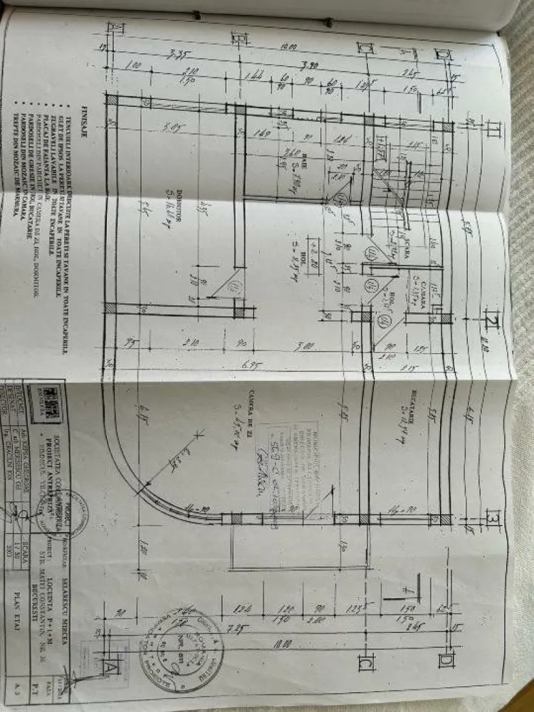 direct proprietari - Direct proprietari vindem casa particulara â€“ libera de sarcini, disponibilitate. 
Casa corecta si trainica!
suntem proprietari, detinem carte funciara, cadastru, certificat energetic, proiect si planuri casa, relevee, facturi achitate la zi. 
curte de 271 mp cu casa locuibila imediat. casa a fost data in folosinta in octombrie 2005. imobilul are amprenta la sol de 121 mp, 3 etaje avind suprafata desfasurata 365 mp. fiacre etaj are o suprafata locuibila de 102 mp, living, dormitor, baie proprie, bucatarie, hol. acesta impartire confera variante foarte versatile de utilizare a imobilului â€“ parinti, bunici, copii, fiecare cu palierului luiâ€Ś., locuinta si business sub acelas acoperisâ€Ś.
curtea din fata a imobilului poate asigura un loc de parcare pe dale de beton, poarta fiind prevazuta cu sistem de deschidere automat. acesta curte are o ambianta foarte placuta data de trandafiri, lavanda si umbra desasa a unui superb mesteacan. in parea din spatele imobilului se afla o curte interioara cu zona de luat masa. curte retrasa de ochii lumii, de zgomot asigura foarte multa intimitate.
casa din caramida cu grinzi de beton armat este construita de tatal meu, profesor dr la Universitatea Tehnica de Constructii din Bucuresti, pentru familia noastra. peretii sunt anvelopati. geamurile termopan asigura iluminat natural, spatii generoase, racaoroase pe timp de vara, luminoase si foarte curate. fiecare etaj poate fi utilizat independent avind living de aprox 60 mp, dormitor aprox 22 mp, baie, bucatarie, hol. etajul 1 are si balcon.
parchet nou, montat anul trecut, pereti zugraviti recent. baile sunt dotate cu gresie, faianta totul nou. casa are trei centrale termice noi (ariston 2022), cite una pe fiecare etaj, prevazute cu termostate wireless, contoare pesante de gaz si electricitate, calorifere cu tremostat, aer conditionat pe fiecare nivel. casa este dotata cu camera de luat vederi, senzori antiefractie si sistem de alarma.
ultimul etaj aici veti gasi surprize frumoase. are o atmosfera calda, aparte cu grinzi aparente incastrate in lemn, parchet din lemn, semineu, bucatarie, baie amenajate si mobilate (aragaz, cuptor electric, frigider, hota, masina de spalat); camerele mobilate, lustre stil, 
podul nu este locuibil dar este curat si creaza bine un spatiu tampon de antifonare si reglare termica. acoperisul lindab in stare foarte buna, paratrasnet.
spatiul generos al acetui imobil este foarte permisiv si adaptabil. Imobilul poate raspunde la foarte multe cerinte si anume poate fi locuit de mai multe familii sau de o familie cu mai multe genaratii sau poate fi simultan locuina si business. este situat pe o strada asfaltata, linistita, putin circulata, fara praf sau santiere, cu vecini amabili. acces imediat la metrou (8 minute). 15 minute de Centrul Vechi, Piata Unirii si foarte aproape de parcul Carol. 
casa este libera de sarcini, disponibilitate imediata, toate actele la zi si pregatite. 
ne puteti contacta la