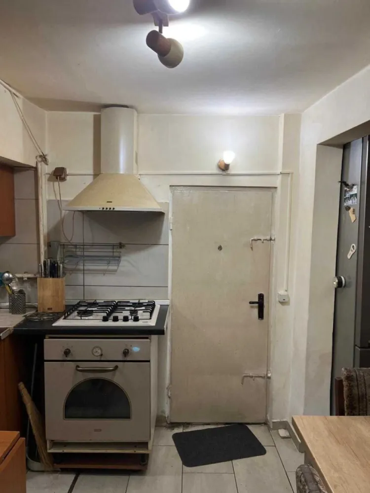 De vanzare casa trei camere - Se vinde!
Casa, trei camere, compartimentare stil vagon, dupa cum urmeaza:
doua dormitoare, sufragerie, hol, antreu, bucatarie, baie, camara, beci.
Podul este dispus pe toata suprafata casei si poate fi mansardat.
Casa dispune de doua intrari/iesiri atat in casa, cat si pe strada - accesul se poate face din strada in curte, dar si din strada direct in bucatarie.

Casa poate fi demolata daca viitorul proprietar doreste acest lucru, fiind o casa veche, dar poate fi si locuita.
Ultima renovare a avut loc in 2017 (complet) si 2023 (partial).
Casa dispune de AC, centrala proprie, parchet, gresie, faianta, termopan.
Pretul este discutabil.

Statia de tramvai 45 si 3 - la 10 min de mers pe jos
Autobuzul 476 - 10 min de mers pe jos
Datorita lucrarilor pentru metrou - Otopeni-1 Mai, momentan este disponibil tramvaiul 53.
La 15 min de mers pe jos se afla Piata 16 februarie, Mega Image, Biserica Sf Andrei
Carrefour Colosseum / Mall Colosseum / Leroy Merlin - 7 min cu masina
Parcul Bazilescu 20 min pe jos
Metroul Bazilescu - 20 min pe jos