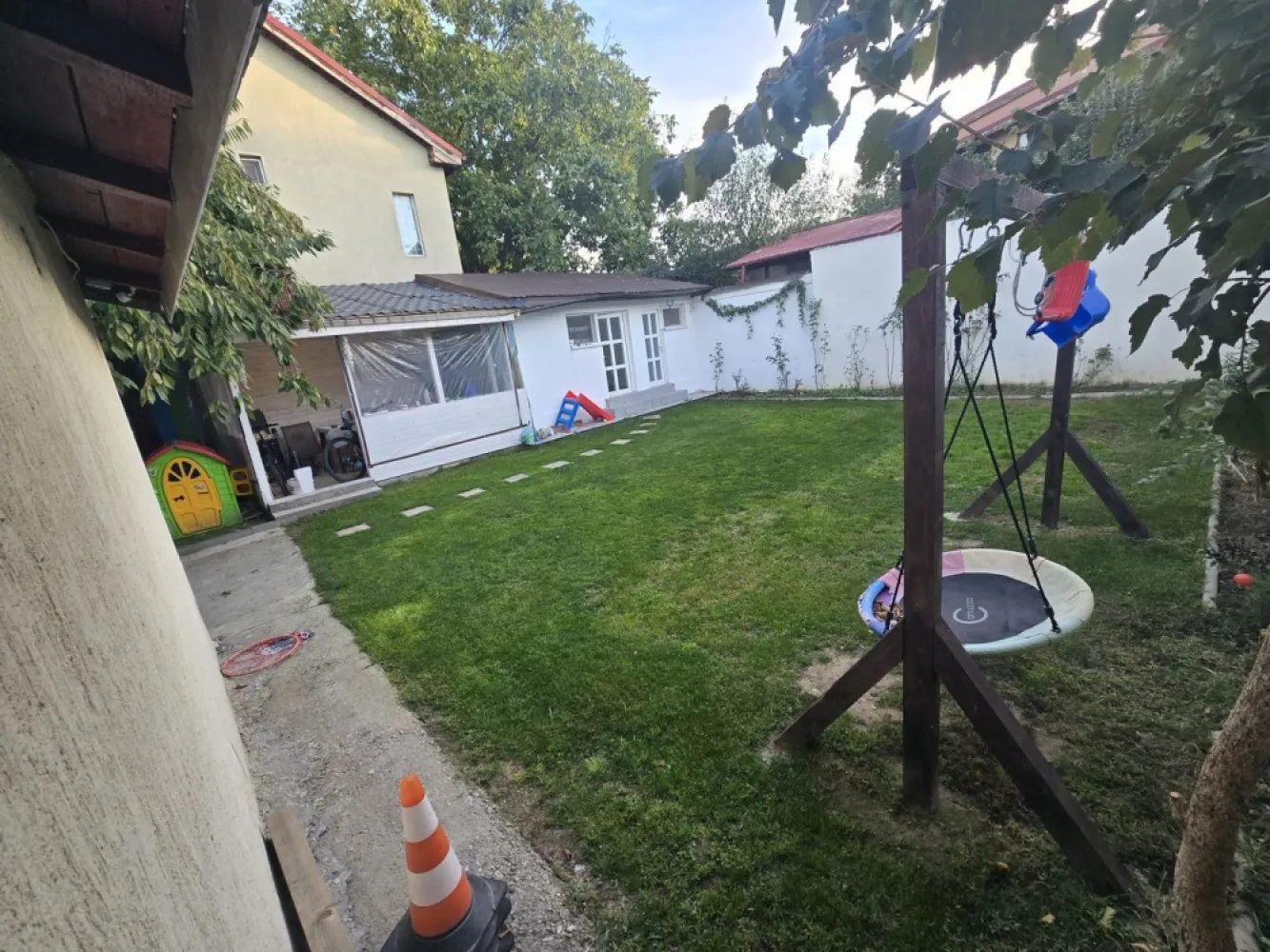 Casă de vânzare Străulești - Casa de vanzare in zona restaurantului 2 Cocosi
Anul construcției 1962 si dispune de încălzire cu centrală proprie si este conectata la rețeaua de apă potabilă, canal, gaze totodată, extra având și puț cu hidrofor.
 Deschidere 12,86 m

- - - Teren 400mp - - -

-casa este compartimentata din : 3 camere + baie+ bucătărie și hol lung de 15 m și lat de aproximativ 2-2.20mp.
-baie+ bucatarie vara
-geamuri Tripan 6 camere ( 3 foi ) cu folie low-e+gaz argon si sistem antiefractie,

Casa este placata cu polistiren expandat de 10 cm iar spatele casei cu polistiren de 15 cm. 

**Imobilul a fost renovat in totalitate in anul 2017 fiind executate următoarele oeprațiuni:
-decopertat până la cărămidă, montată plasă de buzău de 18mm pe pereți, tencuit 5-6 cm, glet si lavabilă.

-au fost turnate șape de aproximativ 30 cm,
-subzidire interior si exterior cu plase de buzau,
-rigolă lângă casă pentru scurgerea apei pluviale,
-acoperis țigla metalică Bilka de 0,50 mm,
-a fost schimbat tot branșamentul la curentul electric tot din casa si afară, branșamentul cel nou a fost executat cu cablu electric ignifug,
-a fost schimbată toata instalația sanitară si instalatia pentru calorifere,
- centrală termica prin condenzare noua viessmann,
- calorifere noi,
-prize/ întrerupătoare noi Legrand
Casa mai dispune de put cu hidrofor, 1 bucatarie si baie de vară racordată la utilități,
-Sistem de supraveghere de înaltă calitate HIKVISION.
- - - zona se afla în plină dezvoltare 
In zona exista METROU,
 MAGAZINE COMERCIALE CARREFOUR, KAUFLAND, PENY, LIDL, MALL COLOSSEUM
Acces facil la STB, METROU, MALL, MAGAZINE

**** Casa poate fi achiziționată pentru a locui sau pentru investiție, închiriere, desfășurare activitate, birouri, sediu firmă, etc, zona fiind în plină dezvoltare

***Pret 229.000 euro usor negociabil
Contact 07********65