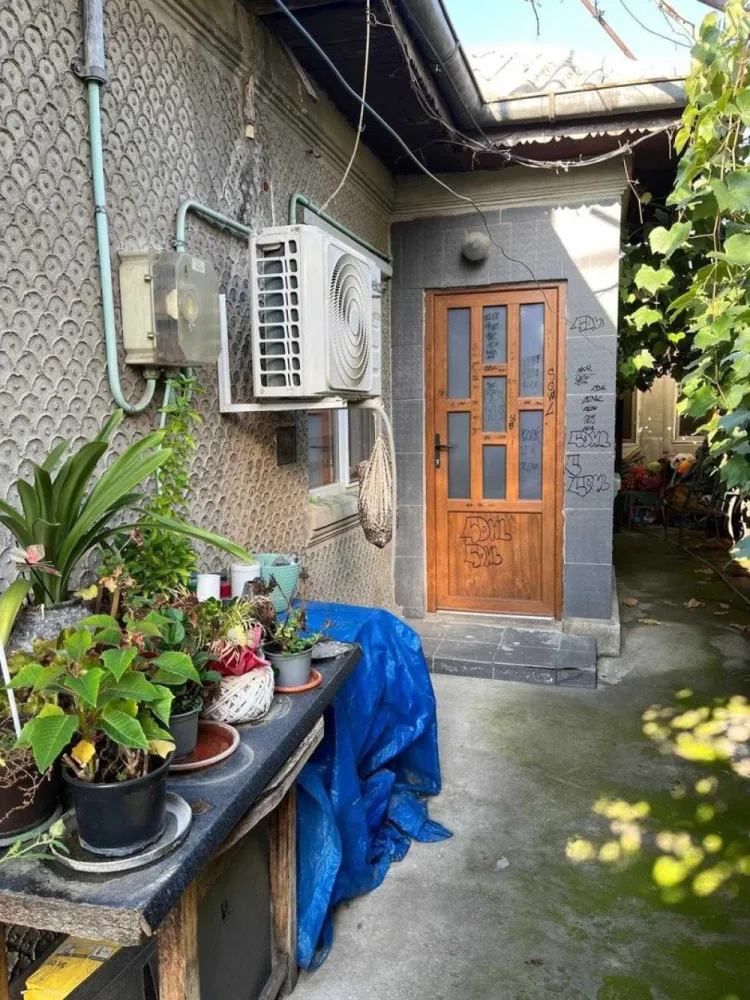 De vanzare casa trei camere - Se vinde!
Casa, trei camere, compartimentare stil vagon, dupa cum urmeaza:
doua dormitoare, sufragerie, hol, antreu, bucatarie, baie, camara, beci.
Podul este dispus pe toata suprafata casei si poate fi mansardat.
Casa dispune de doua intrari/iesiri atat in casa, cat si pe strada - accesul se poate face din strada in curte, dar si din strada direct in bucatarie.

Casa poate fi demolata daca viitorul proprietar doreste acest lucru, fiind o casa veche, dar poate fi si locuita.
Ultima renovare a avut loc in 2017 (complet) si 2023 (partial).
Casa dispune de AC, centrala proprie, parchet, gresie, faianta, termopan.
Pretul este discutabil.

Statia de tramvai 45 si 3 - la 10 min de mers pe jos
Autobuzul 476 - 10 min de mers pe jos
Datorita lucrarilor pentru metrou - Otopeni-1 Mai, momentan este disponibil tramvaiul 53.
La 15 min de mers pe jos se afla Piata 16 februarie, Mega Image, Biserica Sf Andrei
Carrefour Colosseum / Mall Colosseum / Leroy Merlin - 7 min cu masina
Parcul Bazilescu 20 min pe jos
Metroul Bazilescu - 20 min pe jos