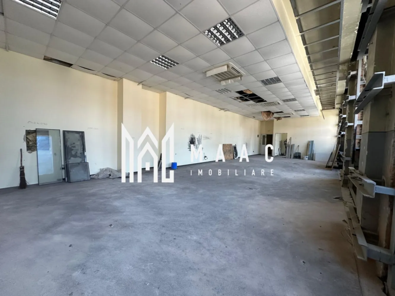 Spațiu de birouri | Etaj 1 | Vizibilitate | Mihai Viteazu - MAAC Imobiliare propune atentiei dumneavoastra spațiu de birouri clasa A+ disponibil spre închiriere – Etajul 1, Bulevardul Mihai Viteazu, Sibiu

Într-una dintre cele mai căutate locații din Sibiu – vis-a-vis de Hyperclinica MedLife, pe Bulevardul Mihai Viteazu – vă propunem spre închiriere etajul 1 al unei clădiri de birouri clasa A+, ideal pentru firme care își doresc vizibilitate maximă, acces facil și o imagine impecabilă.

Etajul 1 – aproximativ 300 mp utili, acces direct din zona de recepție
 deal pentru activități cu interacțiune frecventă cu clienții: recepție, front-office, consultanță, servicii medicale private
Posibilitate de compartimentare flexibilă și finisaje personalizate la cerere
Clădire modernă, cu dotări de ultimă generație și accesibilitate excelentă

📍 Locație premium, în zonă consacrată ca hub de business – aproape de mijloace de transport, restaurante, clinici și bănci.

Pentru mai multe detalii va rugam specificati: CP2585923
