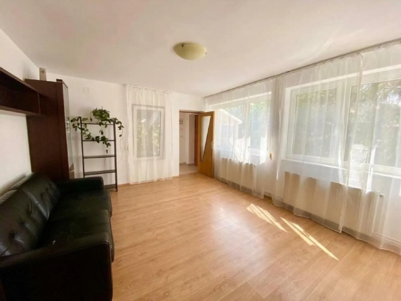 Vila luminoasa Crangasi/ Giulesti, 245 MP construiti, utilitati, 340000 EUR - Proprietar vand casa luminoasa si spatioasa 
in Bucuresti - zona Crangasi/ Giulesti - Sector 1

Casa este situata pe un teren de 300 m2, iar amprenta la sol a casei este de 104 m2.
Suprafata construita este 170 m2 la care se adauga anexele - pod 53,28 m2, beci 13,52 m2, magazie 8,28 m2 - Suprafata totala - 245 mp.

Utilitati: 
 - Apa curenta cu canalizare din reteaua publica
 - Put forat la 38 de m adancime cu apa potabila
 - Gaz 
 - Electricitate
 - Infrastructura pentu internet (fibra optica), cablu 
 - Loc de parcare
 - 2 centrale termice pe gaz

Curte: 
 - Gradina cu pomi fructiferi (ciresi, visini, meri), tuya, flori
 - Magazie de lemn de brad (Hornbach) - depozitare unelte
 - Magazie spatiu depozitare 
 - Fantana cu alimentare din reteaua publica

Planul casei: 
 - Subsol: beci mare si spatios amenajat cu rafturi de depozitare, aerisire si congelator
 - Parter: Living, bucatarie open space, baie cu cada, un dormitor cu baie proprie cu 
 cada, 2 holuri
 - Etaj: Dormitor matrimonial, baie cu dus, open space multifunctional si hol.
 - Mansarda amenajata: Birou cu spatiu de depozitare pretabil dressing si sala
 mare multifunctionala - pretabila zona cinema

Proximitate si amplasament: 
 - Lidl - 5 minute de mers pe jos
 - Mega Image - 5 minute de mers pe jos
 - Auchan - 5 minute de mers pe jos
 - Magazin non stop - 2 minute de mers pe jos
 - Restaurante fast food, farmacii si alte magazine - 4 minute de mers pe jos
 - Parc mare la 5 minute de mers pe jos
 - Autobuz si tramvai - 4 minute de mers pe jos
 - Metrou Statia Crangasi - 15 minute de mers pe jos
 - Piata Crangasi - 15 minute de mers pe jos
 - Scoala 163 (gradinita, scoala primara si gimnaziu), licee: Marin Preda, Colegiul
 Tehnic Ferioviar Mihai 1 - distanta 10-15 minute de mers pe jos
 - Terenuri de fotbal 

Pret: 340000 EURO