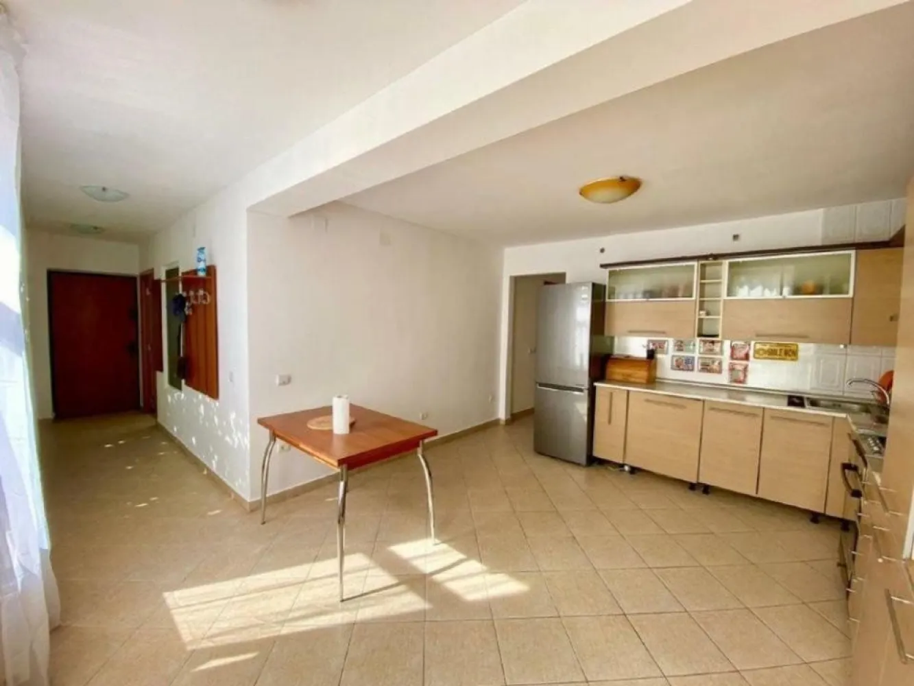 Vila luminoasa Crangasi/ Giulesti, 245 MP construiti, utilitati, 340000 EUR - Proprietar vand casa luminoasa si spatioasa 
in Bucuresti - zona Crangasi/ Giulesti - Sector 1

Casa este situata pe un teren de 300 m2, iar amprenta la sol a casei este de 104 m2.
Suprafata construita este 170 m2 la care se adauga anexele - pod 53,28 m2, beci 13,52 m2, magazie 8,28 m2 - Suprafata totala - 245 mp.

Utilitati: 
 - Apa curenta cu canalizare din reteaua publica
 - Put forat la 38 de m adancime cu apa potabila
 - Gaz 
 - Electricitate
 - Infrastructura pentu internet (fibra optica), cablu 
 - Loc de parcare
 - 2 centrale termice pe gaz

Curte: 
 - Gradina cu pomi fructiferi (ciresi, visini, meri), tuya, flori
 - Magazie de lemn de brad (Hornbach) - depozitare unelte
 - Magazie spatiu depozitare 
 - Fantana cu alimentare din reteaua publica

Planul casei: 
 - Subsol: beci mare si spatios amenajat cu rafturi de depozitare, aerisire si congelator
 - Parter: Living, bucatarie open space, baie cu cada, un dormitor cu baie proprie cu 
 cada, 2 holuri
 - Etaj: Dormitor matrimonial, baie cu dus, open space multifunctional si hol.
 - Mansarda amenajata: Birou cu spatiu de depozitare pretabil dressing si sala
 mare multifunctionala - pretabila zona cinema

Proximitate si amplasament: 
 - Lidl - 5 minute de mers pe jos
 - Mega Image - 5 minute de mers pe jos
 - Auchan - 5 minute de mers pe jos
 - Magazin non stop - 2 minute de mers pe jos
 - Restaurante fast food, farmacii si alte magazine - 4 minute de mers pe jos
 - Parc mare la 5 minute de mers pe jos
 - Autobuz si tramvai - 4 minute de mers pe jos
 - Metrou Statia Crangasi - 15 minute de mers pe jos
 - Piata Crangasi - 15 minute de mers pe jos
 - Scoala 163 (gradinita, scoala primara si gimnaziu), licee: Marin Preda, Colegiul
 Tehnic Ferioviar Mihai 1 - distanta 10-15 minute de mers pe jos
 - Terenuri de fotbal 

Pret: 340000 EURO