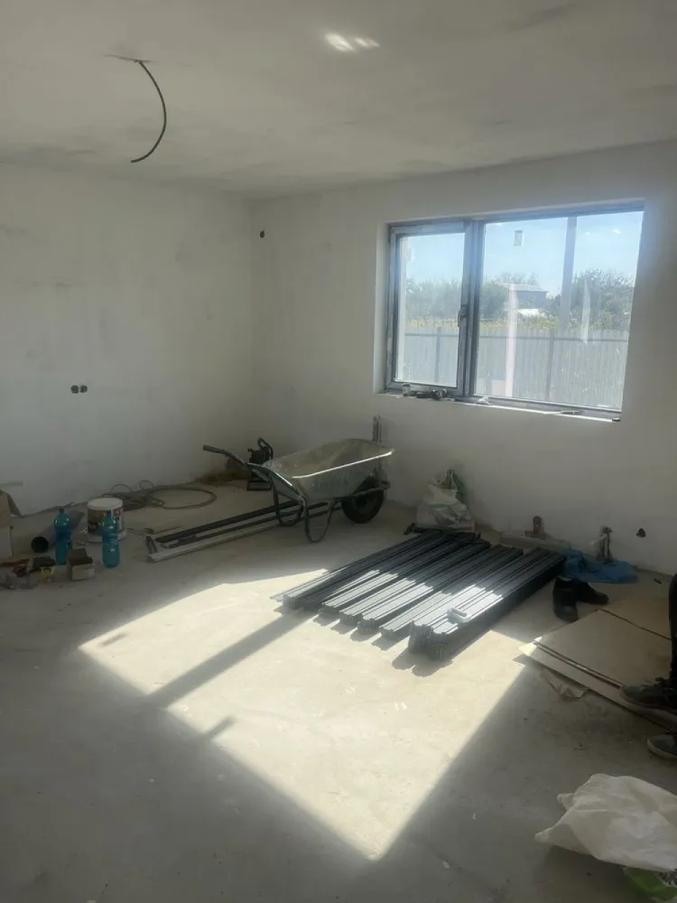 Casă domnesti 4 camere 2 băi - Direct de la proprietar si comision 0% pentru cumpărător!
Vă ofer spre vânzare casă individuală Parter+Pod, formată din 4 camere, 2 băi, bucătărie și terasă, podul are o înălțime de 2.50 pe coama.
Construită din materiale de cea mai buna calitate, structura de rezistență cadre de beton armat, compartimentare cărămidă tip porotherm (interior/exterior), izolație exterior polistiren 10cm (Esp80), tamplarie PVC, geamuri termopan gri antracit (Gealan), finisaje premium, încălzire pe calorifere, usi interior/exterior, gresie, parchet, faianță, obiecte sanitare in bai, centrala termica proprie pe gaz. Accesul în pod se face pe scara retractabilă, finisaje la alegere în acest stadiu al construcției. 
Compartimentare:
-hol 10.10 mp.
-living 30,65 mp.
-bucatarie 12,25 mp.
-dormitor matrimonial 14,65 mp.+ baie 4 mp.
-dormitor 12,60 mp.
-dormitor 12 mp.
-baie 4.35 mp.
-terasă acces 4 mp.
-terasa 15 mp.
Suprafață utila 120 mp.
Suprafață teren 479 mp.
 Iluminat stradal. 
Casa se predă la cheie!
Utilități: gaze, curent electric, fosă septica, puț cu hidrofor. 

Facilitati: mijloc de transport în comun STB, școală, grădiniță, farmacie, magazine, penny, mega image, lidl, Kaufland, etc.
Vecinătăți: Bucuresti sector 6, Prelungirea Ghencea, Drumul taberei.