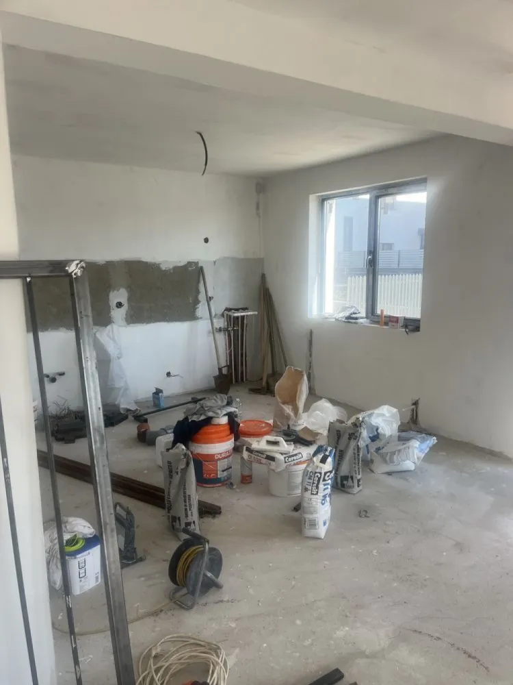 Casă domnesti 4 camere 2 băi - Direct de la proprietar si comision 0% pentru cumpărător!
Vă ofer spre vânzare casă individuală Parter+Pod, formată din 4 camere, 2 băi, bucătărie și terasă, podul are o înălțime de 2.50 pe coama.
Construită din materiale de cea mai buna calitate, structura de rezistență cadre de beton armat, compartimentare cărămidă tip porotherm (interior/exterior), izolație exterior polistiren 10cm (Esp80), tamplarie PVC, geamuri termopan gri antracit (Gealan), finisaje premium, încălzire pe calorifere, usi interior/exterior, gresie, parchet, faianță, obiecte sanitare in bai, centrala termica proprie pe gaz. Accesul în pod se face pe scara retractabilă, finisaje la alegere în acest stadiu al construcției. 
Compartimentare:
-hol 10.10 mp.
-living 30,65 mp.
-bucatarie 12,25 mp.
-dormitor matrimonial 14,65 mp.+ baie 4 mp.
-dormitor 12,60 mp.
-dormitor 12 mp.
-baie 4.35 mp.
-terasă acces 4 mp.
-terasa 15 mp.
Suprafață utila 120 mp.
Suprafață teren 479 mp.
 Iluminat stradal. 
Casa se predă la cheie!
Utilități: gaze, curent electric, fosă septica, puț cu hidrofor. 

Facilitati: mijloc de transport în comun STB, școală, grădiniță, farmacie, magazine, penny, mega image, lidl, Kaufland, etc.
Vecinătăți: Bucuresti sector 6, Prelungirea Ghencea, Drumul taberei.