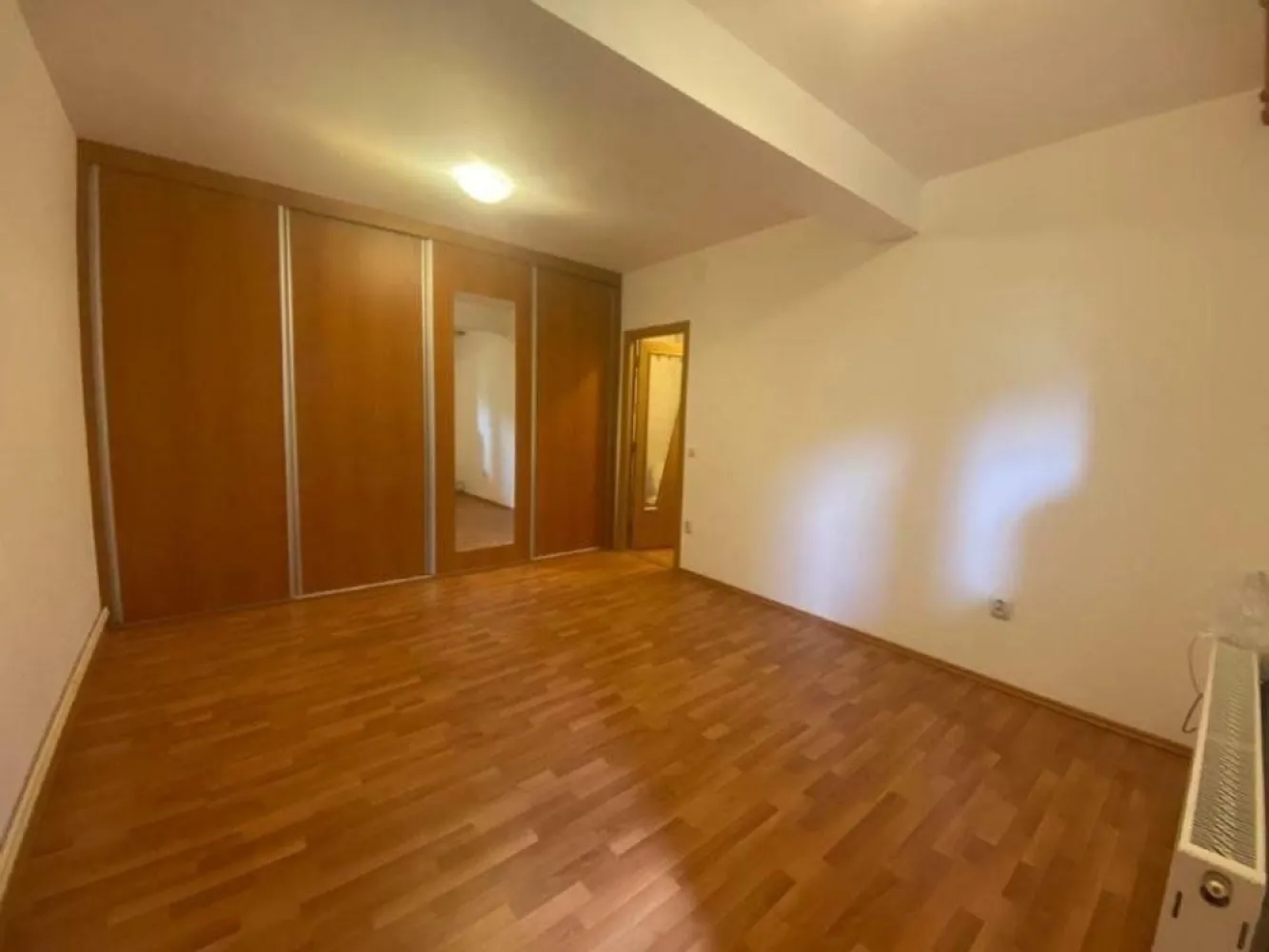 Vila luminoasa Crangasi/ Giulesti, 245 MP construiti, utilitati, 340000 EUR - Proprietar vand casa luminoasa si spatioasa 
in Bucuresti - zona Crangasi/ Giulesti - Sector 1

Casa este situata pe un teren de 300 m2, iar amprenta la sol a casei este de 104 m2.
Suprafata construita este 170 m2 la care se adauga anexele - pod 53,28 m2, beci 13,52 m2, magazie 8,28 m2 - Suprafata totala - 245 mp.

Utilitati: 
 - Apa curenta cu canalizare din reteaua publica
 - Put forat la 38 de m adancime cu apa potabila
 - Gaz 
 - Electricitate
 - Infrastructura pentu internet (fibra optica), cablu 
 - Loc de parcare
 - 2 centrale termice pe gaz

Curte: 
 - Gradina cu pomi fructiferi (ciresi, visini, meri), tuya, flori
 - Magazie de lemn de brad (Hornbach) - depozitare unelte
 - Magazie spatiu depozitare 
 - Fantana cu alimentare din reteaua publica

Planul casei: 
 - Subsol: beci mare si spatios amenajat cu rafturi de depozitare, aerisire si congelator
 - Parter: Living, bucatarie open space, baie cu cada, un dormitor cu baie proprie cu 
 cada, 2 holuri
 - Etaj: Dormitor matrimonial, baie cu dus, open space multifunctional si hol.
 - Mansarda amenajata: Birou cu spatiu de depozitare pretabil dressing si sala
 mare multifunctionala - pretabila zona cinema

Proximitate si amplasament: 
 - Lidl - 5 minute de mers pe jos
 - Mega Image - 5 minute de mers pe jos
 - Auchan - 5 minute de mers pe jos
 - Magazin non stop - 2 minute de mers pe jos
 - Restaurante fast food, farmacii si alte magazine - 4 minute de mers pe jos
 - Parc mare la 5 minute de mers pe jos
 - Autobuz si tramvai - 4 minute de mers pe jos
 - Metrou Statia Crangasi - 15 minute de mers pe jos
 - Piata Crangasi - 15 minute de mers pe jos
 - Scoala 163 (gradinita, scoala primara si gimnaziu), licee: Marin Preda, Colegiul
 Tehnic Ferioviar Mihai 1 - distanta 10-15 minute de mers pe jos
 - Terenuri de fotbal 

Pret: 340000 EURO