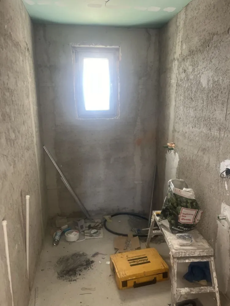 Casă domnesti 4 camere 2 băi - Direct de la proprietar si comision 0% pentru cumpărător!
Vă ofer spre vânzare casă individuală Parter+Pod, formată din 4 camere, 2 băi, bucătărie și terasă, podul are o înălțime de 2.50 pe coama.
Construită din materiale de cea mai buna calitate, structura de rezistență cadre de beton armat, compartimentare cărămidă tip porotherm (interior/exterior), izolație exterior polistiren 10cm (Esp80), tamplarie PVC, geamuri termopan gri antracit (Gealan), finisaje premium, încălzire pe calorifere, usi interior/exterior, gresie, parchet, faianță, obiecte sanitare in bai, centrala termica proprie pe gaz. Accesul în pod se face pe scara retractabilă, finisaje la alegere în acest stadiu al construcției. 
Compartimentare:
-hol 10.10 mp.
-living 30,65 mp.
-bucatarie 12,25 mp.
-dormitor matrimonial 14,65 mp.+ baie 4 mp.
-dormitor 12,60 mp.
-dormitor 12 mp.
-baie 4.35 mp.
-terasă acces 4 mp.
-terasa 15 mp.
Suprafață utila 120 mp.
Suprafață teren 479 mp.
 Iluminat stradal. 
Casa se predă la cheie!
Utilități: gaze, curent electric, fosă septica, puț cu hidrofor. 

Facilitati: mijloc de transport în comun STB, școală, grădiniță, farmacie, magazine, penny, mega image, lidl, Kaufland, etc.
Vecinătăți: Bucuresti sector 6, Prelungirea Ghencea, Drumul taberei.