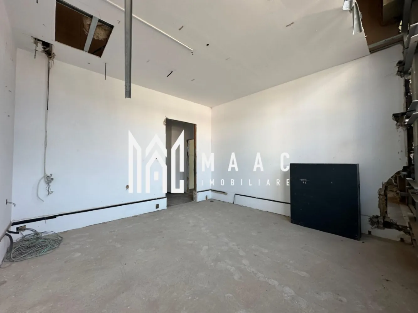 Spațiu de birouri | Etaj 1 | Vizibilitate | Mihai Viteazu - MAAC Imobiliare propune atentiei dumneavoastra spațiu de birouri clasa A+ disponibil spre închiriere – Etajul 1, Bulevardul Mihai Viteazu, Sibiu

Într-una dintre cele mai căutate locații din Sibiu – vis-a-vis de Hyperclinica MedLife, pe Bulevardul Mihai Viteazu – vă propunem spre închiriere etajul 1 al unei clădiri de birouri clasa A+, ideal pentru firme care își doresc vizibilitate maximă, acces facil și o imagine impecabilă.

Etajul 1 – aproximativ 300 mp utili, acces direct din zona de recepție
 deal pentru activități cu interacțiune frecventă cu clienții: recepție, front-office, consultanță, servicii medicale private
Posibilitate de compartimentare flexibilă și finisaje personalizate la cerere
Clădire modernă, cu dotări de ultimă generație și accesibilitate excelentă

📍 Locație premium, în zonă consacrată ca hub de business – aproape de mijloace de transport, restaurante, clinici și bănci.

Pentru mai multe detalii va rugam specificati: CP2585923