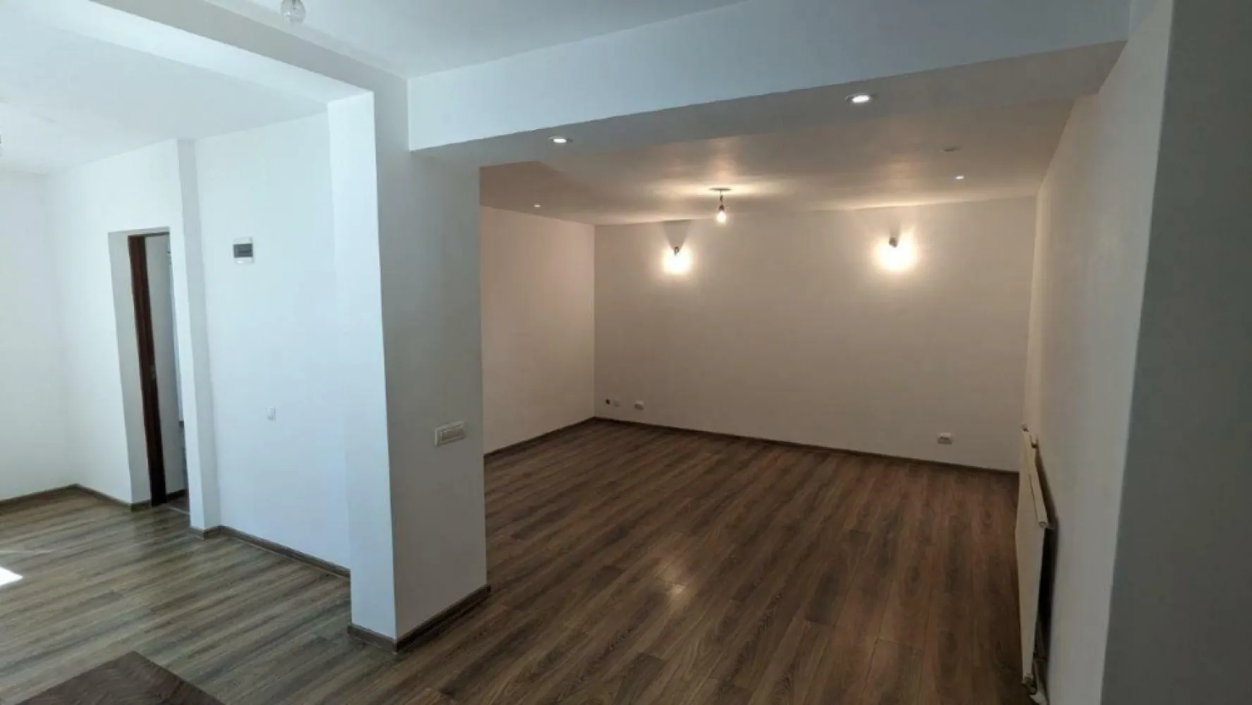 Casa de Vanzare Crangasi | 3 Camere | 5 min de mers Metrou Crangasi - Direct Proprietar, persoana fizica, am achiziţionat imobilul în urma cu 11 ani.
Amenajările, consolidarea şi instalaţiile au fost realizate cu simţ de răspundere pentru uz propriu, nu în vederea vânzării.
Motivul vânzării este că m-am mutat in altă ţară.

Adresa exactă este:
Strada Geoagiu 6, sector 6

Casa este situată într-o zona linistita si ultracentrala din Cartierul Crangasi, la doar 5 minute de mers pe jos până la staţia de metrou, tramvaiul 41 si alte conexiuni adiacente. Secţia 20 de Poliţie, Piaţa Crangasi, Magazinul Emag si alte magazine: Lidl, Mega Image, Profi, Carrefour sunt în proximitate.
De asemenea Complexul sportiv Sportul Studenţesc este în apropiere la doar cateva minute de mers pe jos, iar Universitatea Politehnica la 20 minute de mers pe jos.

Detalii Tehnice:
- Imobilul detine toate utilitatile necesare: gaze, apa + canalizare, curent
- Casa este din caramida, fiind reconsolidata si renovată în totalitate
- Izolatie termica exterioara cu exudat de 10 cm
- Acoperiş nou din tabla cutata groasa de 0.5mm
- Teren de 130 m2, cu un spaţiu liber de 65 m2 curte
- Curte betonata cu un detaliu de pamant de aproape 4m2 pentru flori langa gard

Configurare:
- Parter: Intrarea se face prin holul generos cu vizibilitate a livingului mare, separat este 1 dormitor, o baie si o bucatarie
- Mansarda: Intrarea se face prin scara exterioara. Holul este de asemenea locuibil, fiind disponibilă o camera si o baie
- Suprafaţa totala locuibila este de 100 m2 (P+M)
- În poze se poate vedea configuraţia completa

Dotari:
- Parcare interioară pentru o masina, cu posibilitate de parcare în fata portii
- Instalatia de căldură si cea electrică este nouă
- Centrala termica pe gaz
- Aer conditionat
- Parchet la parter si mocheta la mansarda
- Deschiderea casei este în partea de SUD, avand lumina si soare intreaga zi

Potenţial:
- Imobilul este situat în zona M3, pe aceeaşi construcţie se poate supraetaja obtinand P+1E+M
- Pe teren se poate construi un bloc de apartamente

Sunt disponibil la telefon sau prin mesaje, iar casa de asemenea se poate vizualiza oricand.

Preţul este negociabil!