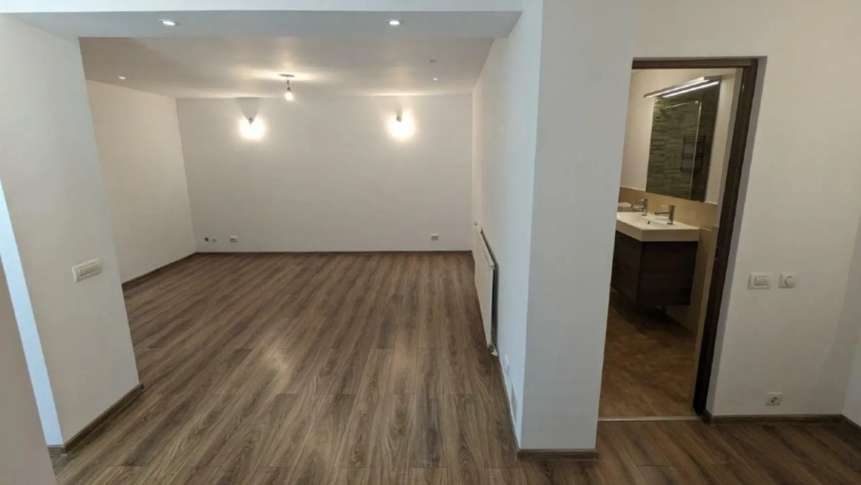Casa de Vanzare Crangasi | 3 Camere | 5 min de mers Metrou Crangasi - Direct Proprietar, persoana fizica, am achiziţionat imobilul în urma cu 11 ani.
Amenajările, consolidarea şi instalaţiile au fost realizate cu simţ de răspundere pentru uz propriu, nu în vederea vânzării.
Motivul vânzării este că m-am mutat in altă ţară.

Adresa exactă este:
Strada Geoagiu 6, sector 6

Casa este situată într-o zona linistita si ultracentrala din Cartierul Crangasi, la doar 5 minute de mers pe jos până la staţia de metrou, tramvaiul 41 si alte conexiuni adiacente. Secţia 20 de Poliţie, Piaţa Crangasi, Magazinul Emag si alte magazine: Lidl, Mega Image, Profi, Carrefour sunt în proximitate.
De asemenea Complexul sportiv Sportul Studenţesc este în apropiere la doar cateva minute de mers pe jos, iar Universitatea Politehnica la 20 minute de mers pe jos.

Detalii Tehnice:
- Imobilul detine toate utilitatile necesare: gaze, apa + canalizare, curent
- Casa este din caramida, fiind reconsolidata si renovată în totalitate
- Izolatie termica exterioara cu exudat de 10 cm
- Acoperiş nou din tabla cutata groasa de 0.5mm
- Teren de 130 m2, cu un spaţiu liber de 65 m2 curte
- Curte betonata cu un detaliu de pamant de aproape 4m2 pentru flori langa gard

Configurare:
- Parter: Intrarea se face prin holul generos cu vizibilitate a livingului mare, separat este 1 dormitor, o baie si o bucatarie
- Mansarda: Intrarea se face prin scara exterioara. Holul este de asemenea locuibil, fiind disponibilă o camera si o baie
- Suprafaţa totala locuibila este de 100 m2 (P+M)
- În poze se poate vedea configuraţia completa

Dotari:
- Parcare interioară pentru o masina, cu posibilitate de parcare în fata portii
- Instalatia de căldură si cea electrică este nouă
- Centrala termica pe gaz
- Aer conditionat
- Parchet la parter si mocheta la mansarda
- Deschiderea casei este în partea de SUD, avand lumina si soare intreaga zi

Potenţial:
- Imobilul este situat în zona M3, pe aceeaşi construcţie se poate supraetaja obtinand P+1E+M
- Pe teren se poate construi un bloc de apartamente

Sunt disponibil la telefon sau prin mesaje, iar casa de asemenea se poate vizualiza oricand.

Preţul este negociabil!
