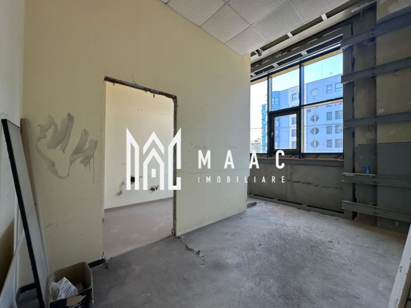Spațiu de birouri | Etaj 1 | Vizibilitate | Mihai Viteazu - MAAC Imobiliare propune atentiei dumneavoastra spațiu de birouri clasa A+ disponibil spre închiriere – Etajul 1, Bulevardul Mihai Viteazu, Sibiu

Într-una dintre cele mai căutate locații din Sibiu – vis-a-vis de Hyperclinica MedLife, pe Bulevardul Mihai Viteazu – vă propunem spre închiriere etajul 1 al unei clădiri de birouri clasa A+, ideal pentru firme care își doresc vizibilitate maximă, acces facil și o imagine impecabilă.

Etajul 1 – aproximativ 300 mp utili, acces direct din zona de recepție
 deal pentru activități cu interacțiune frecventă cu clienții: recepție, front-office, consultanță, servicii medicale private
Posibilitate de compartimentare flexibilă și finisaje personalizate la cerere
Clădire modernă, cu dotări de ultimă generație și accesibilitate excelentă

📍 Locație premium, în zonă consacrată ca hub de business – aproape de mijloace de transport, restaurante, clinici și bănci.

Pentru mai multe detalii va rugam specificati: CP2585923