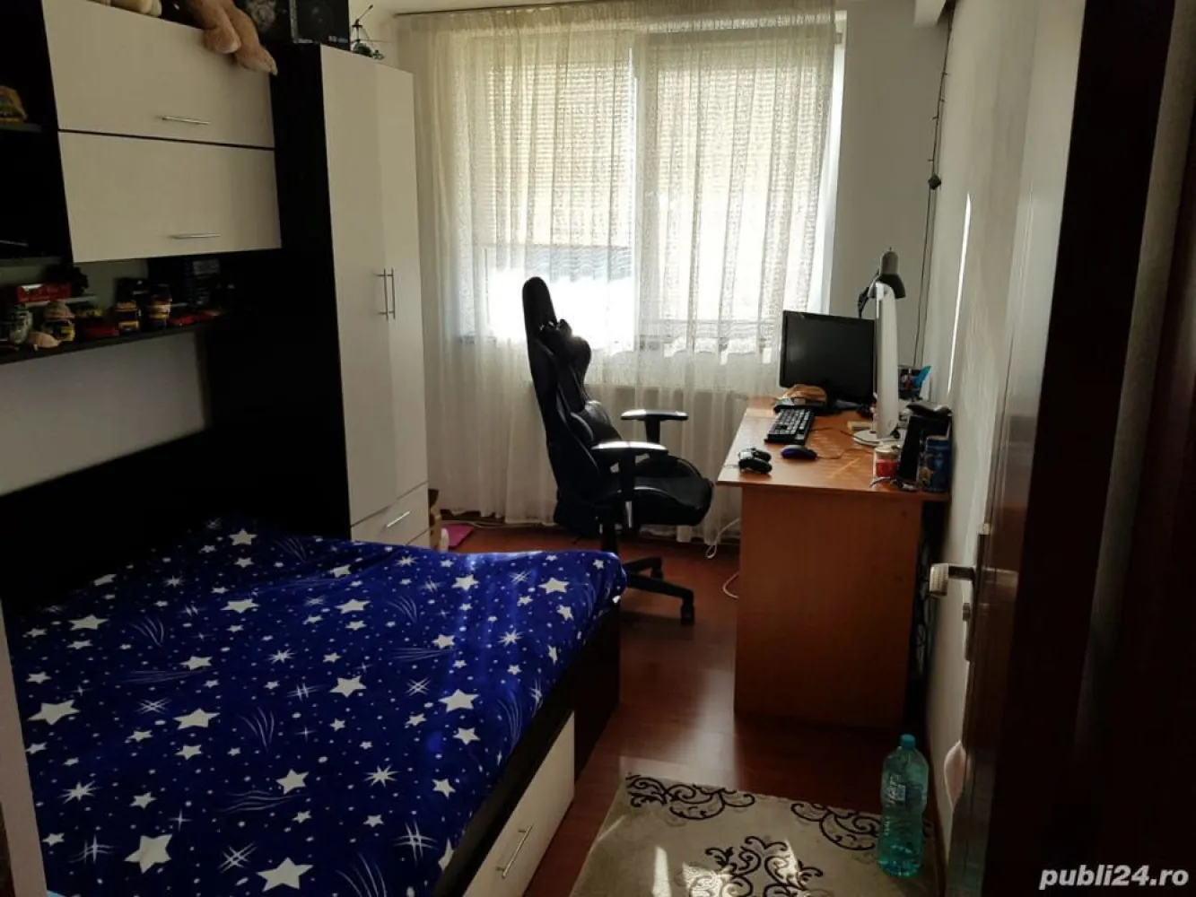 Proprietar vind apartament 4 camere sector 2 București - Este un apartament spațios cu 4 camere confort 1 și are centrală proprie. Este situat în sectorul 2 al Bucureștiului, pe Șoseaua Dobroești. Beneficiază de o locație convenabilă, fiind aproape de mijloacele de transport în comun precum autobuzul 455 care are capat la grua de metrou Costin Georgian, autobuzul 253, tramvaiul 55, autobuzul 104 și nu numai. Zona beneficiaza de numeroase facilități, precum magazine (Lidl, Kaufland, Penny, Cora Panteliomn,Mega Mall, Piața Delfinului, toata la mai putin de 5 minute de mers cu masina) restaurante și parcuri(Parcul Florilor, Parcul Morarilor). În apropierea apartamentului se află mai multe școli și grădinițe, cum ar fi Școala Gimnazială nr. 97, Grădinița nr. 205, Grădinița nr. 206 și multe altele. De asemenea, strada iese direct în Șoseaua Fundeni. Apartamentul se afla intr-un cartier rezidențial cu paza. Apartamentul se vinde mobilat, fără electrice și electrocasnice
