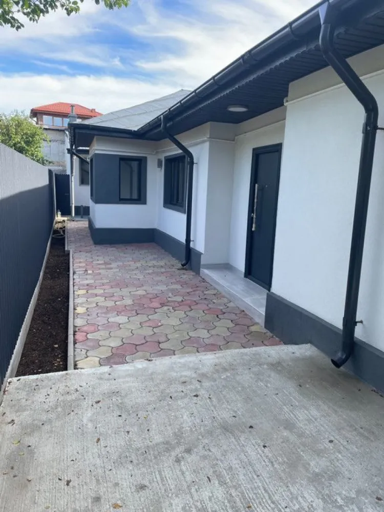 Casă la curte Proprietar vizavi de Carrefour Alexandriei Ildl etc - Sunt două corpuri de clădire cu intrare separată,care conțin fiecare grup sanitar cu duș,bucătării,centrală pe gaz cu calorifere.Se află vizavi de Carrefour Alexandriei Ildl,Kaulfland la 3 min de mers pe jos,corpul1 are 67mp și a doua 55mp.Mai multe detalii la telefon