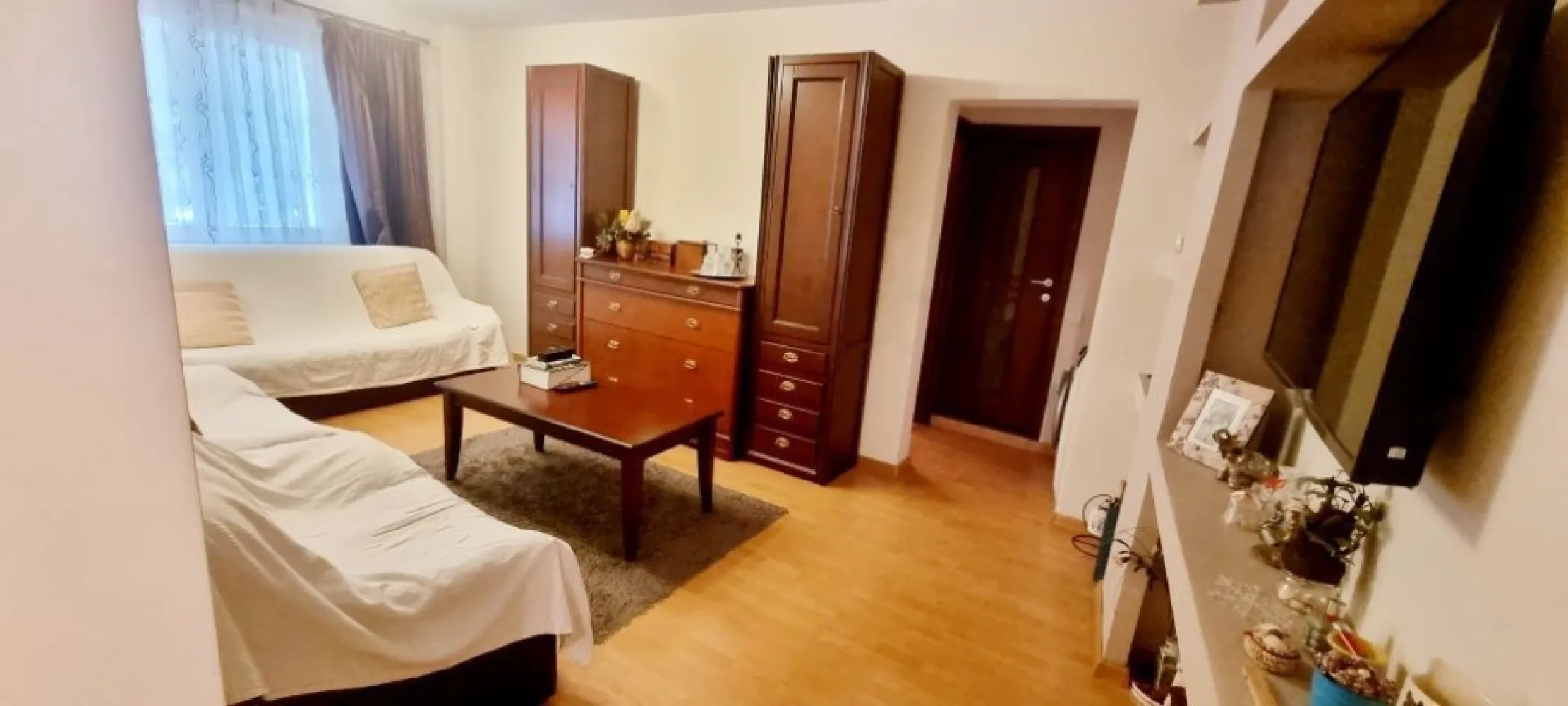 Vand apartament 4 camere Margeanului - Ilie Mihail - Vand apartament cu 4 camere, situat pe strada Soldat Ilie Mihail.
PARTER,
LOC DE PARCARE in fata geamului
Bloc anvelopat Iulie 2023, geamuri schimbate.

Suprafata 86 mp:
2 bai
4 camere
Bucatarie
Centrala proprie
Complet mobilat

Bloc construit intre 1983-1986, P+8 Et.