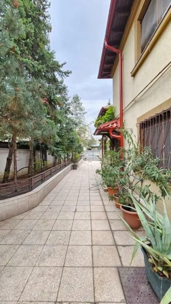 Casa individuala (singur in curte), zona centrala - Vând casă situată in apropierea centrului orasului (Strada Tepes Voda), intr-o zona linistita, cu acces facil catre toate zonele. Imobilul este format din doua corpuri de locuit. Casa din fata (cea mai mare) este dispusa pe subsol, parter si etaj. Parterul are o suprafata utila de 108.4mp, o terasa de 10.6mp si o scara de 2.1mp. Etajul are o suprafata de 34.2mp si un pod de aproximativ 74mp. Subsolul are 23.6mp si o scara de 2.4mp.
Corpul 2 se afla situat doar pe parter si are o suprafata de 72.3mp.
Constructia dateaza din 1970 si a fost renovata in 2010 (inclusiv instalatii electrice si sanitare)
Imobilul beneficiaza de o curte spaţioasă, cu grădină amenajată şi loc pentru relaxare. Casa este primitoare şi spaţioasă, fiind ideală pentru una sau 2 familii.