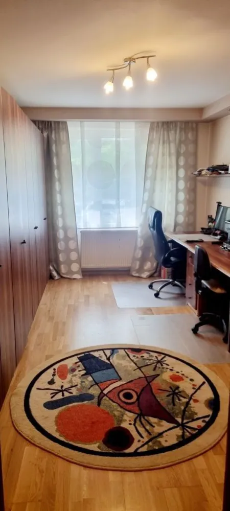 Vand apartament 4 camere Margeanului - Ilie Mihail - Vand apartament cu 4 camere, situat pe strada Soldat Ilie Mihail.
PARTER,
LOC DE PARCARE in fata geamului
Bloc anvelopat Iulie 2023, geamuri schimbate.

Suprafata 86 mp:
2 bai
4 camere
Bucatarie
Centrala proprie
Complet mobilat

Bloc construit intre 1983-1986, P+8 Et.