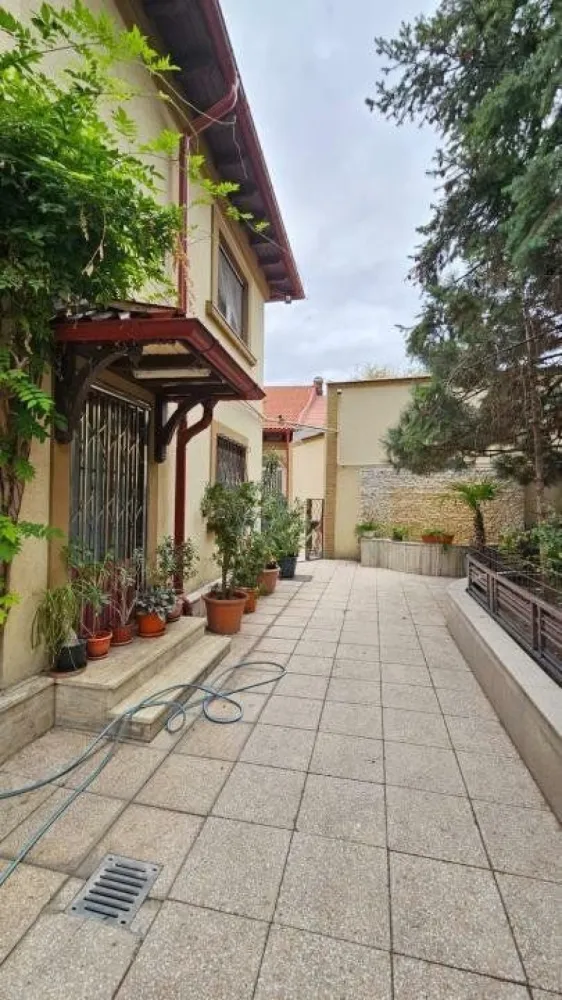 Casa individuala (singur in curte), zona centrala - Vând casă situată in apropierea centrului orasului (Strada Tepes Voda), intr-o zona linistita, cu acces facil catre toate zonele. Imobilul este format din doua corpuri de locuit. Casa din fata (cea mai mare) este dispusa pe subsol, parter si etaj. Parterul are o suprafata utila de 108.4mp, o terasa de 10.6mp si o scara de 2.1mp. Etajul are o suprafata de 34.2mp si un pod de aproximativ 74mp. Subsolul are 23.6mp si o scara de 2.4mp.
Corpul 2 se afla situat doar pe parter si are o suprafata de 72.3mp.
Constructia dateaza din 1970 si a fost renovata in 2010 (inclusiv instalatii electrice si sanitare)
Imobilul beneficiaza de o curte spaţioasă, cu grădină amenajată şi loc pentru relaxare. Casa este primitoare şi spaţioasă, fiind ideală pentru una sau 2 familii.
