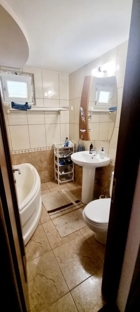 Vand apartament 4 camere Margeanului - Ilie Mihail - Vand apartament cu 4 camere, situat pe strada Soldat Ilie Mihail.
PARTER,
LOC DE PARCARE in fata geamului
Bloc anvelopat Iulie 2023, geamuri schimbate.

Suprafata 86 mp:
2 bai
4 camere
Bucatarie
Centrala proprie
Complet mobilat

Bloc construit intre 1983-1986, P+8 Et.