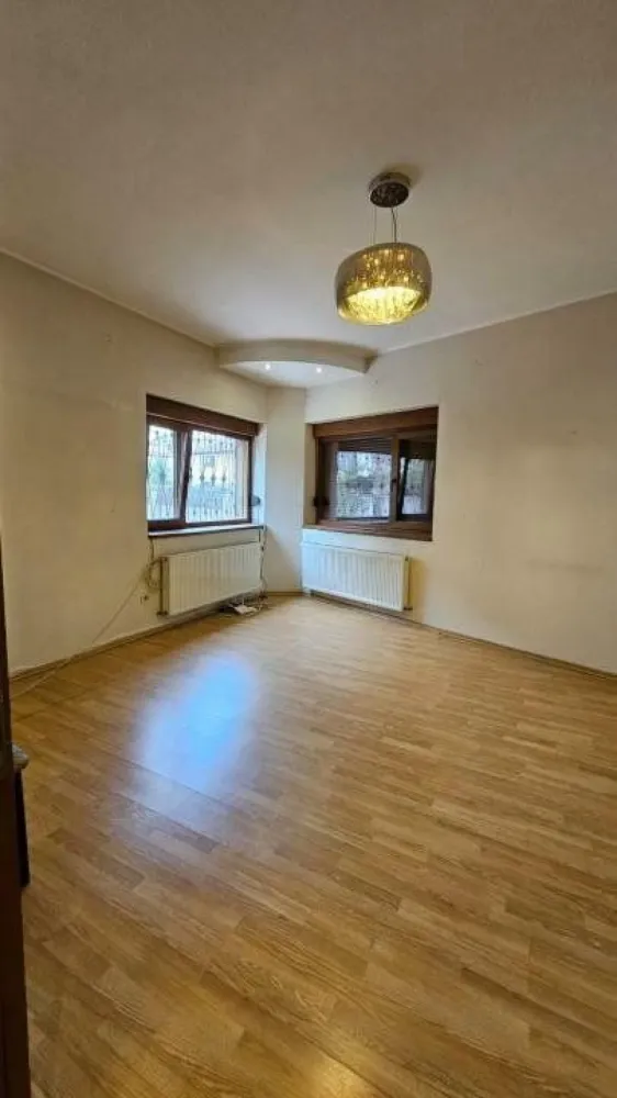 Casa individuala (singur in curte), zona centrala - Vând casă situată in apropierea centrului orasului (Strada Tepes Voda), intr-o zona linistita, cu acces facil catre toate zonele. Imobilul este format din doua corpuri de locuit. Casa din fata (cea mai mare) este dispusa pe subsol, parter si etaj. Parterul are o suprafata utila de 108.4mp, o terasa de 10.6mp si o scara de 2.1mp. Etajul are o suprafata de 34.2mp si un pod de aproximativ 74mp. Subsolul are 23.6mp si o scara de 2.4mp.
Corpul 2 se afla situat doar pe parter si are o suprafata de 72.3mp.
Constructia dateaza din 1970 si a fost renovata in 2010 (inclusiv instalatii electrice si sanitare)
Imobilul beneficiaza de o curte spaţioasă, cu grădină amenajată şi loc pentru relaxare. Casa este primitoare şi spaţioasă, fiind ideală pentru una sau 2 familii.