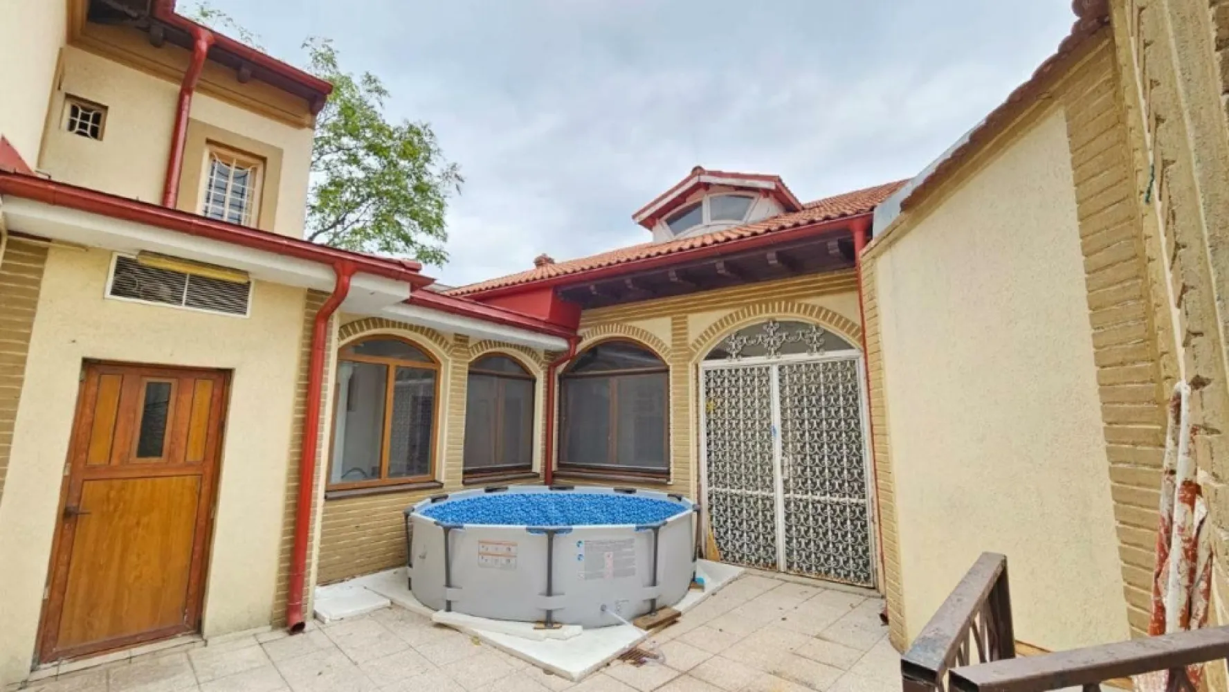 Casa individuala (singur in curte), zona centrala - Vând casă situată in apropierea centrului orasului (Strada Tepes Voda), intr-o zona linistita, cu acces facil catre toate zonele. Imobilul este format din doua corpuri de locuit. Casa din fata (cea mai mare) este dispusa pe subsol, parter si etaj. Parterul are o suprafata utila de 108.4mp, o terasa de 10.6mp si o scara de 2.1mp. Etajul are o suprafata de 34.2mp si un pod de aproximativ 74mp. Subsolul are 23.6mp si o scara de 2.4mp.
Corpul 2 se afla situat doar pe parter si are o suprafata de 72.3mp.
Constructia dateaza din 1970 si a fost renovata in 2010 (inclusiv instalatii electrice si sanitare)
Imobilul beneficiaza de o curte spaţioasă, cu grădină amenajată şi loc pentru relaxare. Casa este primitoare şi spaţioasă, fiind ideală pentru una sau 2 familii.