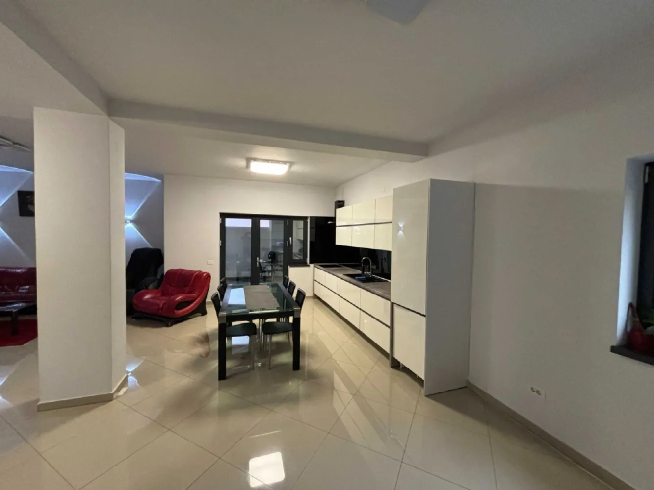 Vila constructie 2019 , deosebita, Colentina , rond A3 cu Gherghitei - Vila deosebita , constructie noua 2019 , cu o arhitectura Mediteraneana , cu sarpante din beton si acoperite cu tigla, construita de constructori cu experienta ,pereti tencuiti atat la interior cat si la exterior , finisaje de calitate , fatada are o decorativa Baumit de 3mm care da o rezistenta mai mare si un aspect deosebit , la parter placat cu gresie de trafic intens, import Italia , de foarte buna calitate , pusa in diagonala , fara intreruperi , la etaj , gresie ceramica cu model , imitatie lemn gri , pe terasa 25 m2 , piatra naturala si incalzire in pardoseala , scara interioara din beton placata cu marmura , cu posibilitati de extindere pentru amenajarea mansardei , unde este o placa de beton de 110 m2 care formeaza si sageacul acoperisului, izolat , placat cu polistiren , ideala pentru amenajarea unei mansarde prin indepartarea tiglei si reconfigurarea acoperisului .
 Casa are 80m patrati pe nivel , garajul are 40 m2 , construit din beton si caramida , pereti finisati si gresie .
 Teren total 380 m2 , cu o deschidere de 20 m la strada , se pot parca 2 masini in curte si doua in garaj 
 Casa este acoperita cu tigla , are doua cosuri , pentru semineu .si soba terasa . , La parter mobila de bucatarie , baie ,hol intrare , casa scarii , dressing .
 La etaj sunt 3 camere , o baie , pe hol si una in camera .

Constructia are un proiect de rezistenta cu 17000 kg de fier , ce permite etajarea , inaltimea camerelor este de 3,20 ml , construita modern cu incalzire in pardoseala atat la parter cat si la etaj , automatizata , instalatie solara pentru apa calda , termopane de aluminiu de calitate superioara , cu geam tripan si reflexie solara ,usa de la intrare este din termopan de aluminiu si sticla 15 cm grosime .
 Are 3 placi de beton , inclusiv pe garajul de 40 m2. Garajul este construit din caramida cu structura din beton , care poate avea diverse utilizari prin reamenajare, are usi culisante in partea din spate a garajului si usa culisanta automatizata in partea din fata de 4 m latime , inaltimea garajului este 3,5 ml , cu instalatie de curent ,380 V . Gazele sunt trase prin pamant , pana la intrarea in centrala , canalizarea este extinsa pe cele doua laterale ale casei cu tuburi de 20 cm , put cu hidrofor pentru gradina .
 O terasa de 35 m2 , inchisa cu termopan , cu incalzire in pardoseala , centrala cu gaze ,separat de casa , utilata cu mobila de bucatarie si aer conditionat (a doua bucatarie ) , foarte utila atat vara cat si iarna si o terasa exterioara neacoperita .
 Amplasarea este pe o strada cu latime generoasa , pe care circula autobuzul 382 , statia acestuia fiind in apropiere , acces usor in intersectia Colentina ,Fundeni cat si cartierul Floreasca Pipera Autostrada A3 la 3 min .
Toate actele la zi , Receptie , Intabulare , Cartea Constructorului , Cadastru , eligibila pentru finantare .