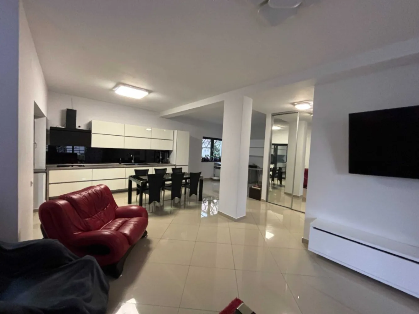Vila constructie 2019 , deosebita, Colentina , rond A3 cu Gherghitei - Vila deosebita , constructie noua 2019 , cu o arhitectura Mediteraneana , cu sarpante din beton si acoperite cu tigla, construita de constructori cu experienta ,pereti tencuiti atat la interior cat si la exterior , finisaje de calitate , fatada are o decorativa Baumit de 3mm care da o rezistenta mai mare si un aspect deosebit , la parter placat cu gresie de trafic intens, import Italia , de foarte buna calitate , pusa in diagonala , fara intreruperi , la etaj , gresie ceramica cu model , imitatie lemn gri , pe terasa 25 m2 , piatra naturala si incalzire in pardoseala , scara interioara din beton placata cu marmura , cu posibilitati de extindere pentru amenajarea mansardei , unde este o placa de beton de 110 m2 care formeaza si sageacul acoperisului, izolat , placat cu polistiren , ideala pentru amenajarea unei mansarde prin indepartarea tiglei si reconfigurarea acoperisului .
 Casa are 80m patrati pe nivel , garajul are 40 m2 , construit din beton si caramida , pereti finisati si gresie .
 Teren total 380 m2 , cu o deschidere de 20 m la strada , se pot parca 2 masini in curte si doua in garaj 
 Casa este acoperita cu tigla , are doua cosuri , pentru semineu .si soba terasa . , La parter mobila de bucatarie , baie ,hol intrare , casa scarii , dressing .
 La etaj sunt 3 camere , o baie , pe hol si una in camera .

Constructia are un proiect de rezistenta cu 17000 kg de fier , ce permite etajarea , inaltimea camerelor este de 3,20 ml , construita modern cu incalzire in pardoseala atat la parter cat si la etaj , automatizata , instalatie solara pentru apa calda , termopane de aluminiu de calitate superioara , cu geam tripan si reflexie solara ,usa de la intrare este din termopan de aluminiu si sticla 15 cm grosime .
 Are 3 placi de beton , inclusiv pe garajul de 40 m2. Garajul este construit din caramida cu structura din beton , care poate avea diverse utilizari prin reamenajare, are usi culisante in partea din spate a garajului si usa culisanta automatizata in partea din fata de 4 m latime , inaltimea garajului este 3,5 ml , cu instalatie de curent ,380 V . Gazele sunt trase prin pamant , pana la intrarea in centrala , canalizarea este extinsa pe cele doua laterale ale casei cu tuburi de 20 cm , put cu hidrofor pentru gradina .
 O terasa de 35 m2 , inchisa cu termopan , cu incalzire in pardoseala , centrala cu gaze ,separat de casa , utilata cu mobila de bucatarie si aer conditionat (a doua bucatarie ) , foarte utila atat vara cat si iarna si o terasa exterioara neacoperita .
 Amplasarea este pe o strada cu latime generoasa , pe care circula autobuzul 382 , statia acestuia fiind in apropiere , acces usor in intersectia Colentina ,Fundeni cat si cartierul Floreasca Pipera Autostrada A3 la 3 min .
Toate actele la zi , Receptie , Intabulare , Cartea Constructorului , Cadastru , eligibila pentru finantare .