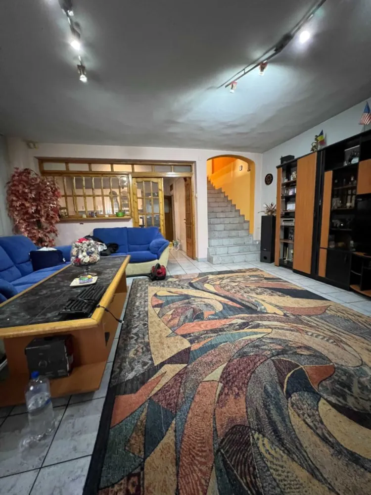 Casa Vila Splaiul Unirii P+2+pod si P+1 eventual schimb OFERTA - Casa Vila Splaiul Unirii P+2+pod si P+1 sunt doua corpuri in aceeasi casa cu intrari separate care se pot uni daca se doreste,pot locui doua familii separat sau schimb cu ceva mai mic,eventual si apartamente + diferenta
,casa are toate cerintele de la put propriu si Apa Nova, sistem de supraveghere,alarme,aer conditionat,centrala termica,garaj auto cu rampa,etc,se mai poate ridica un etaj deoarece parterul are ziduri groase de 80 cm inclusiv temelia,constructie an 2004,camerele 7 sunt foarte mari daca se doreste sediu de firma,casa NU a fost facuta de vanzare,unic propietar,mai multe detalii si mai multe poze ( nu sunt fotograf ),vizionare la telefon,PRETUL LA M3 CONSTRUIT ESTE CEL MAI MIC DIN ZONA